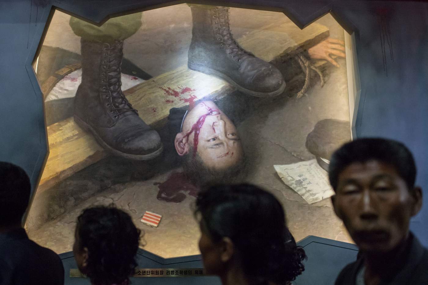 Photo prise dans le musée de la guerre victorieuse représentant un Nord-Coréen se faisant torturer par un Américain