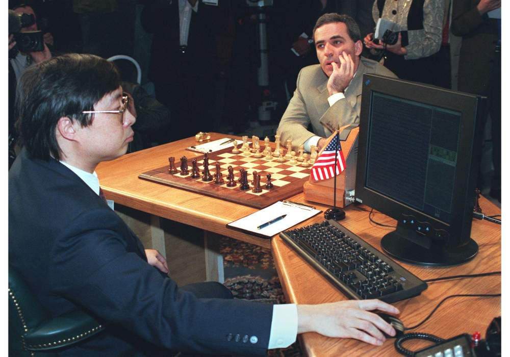 Garry Kasparov (à droite) face à l&#39;ordinateur d&#39;IBM, DEEP BLUE, le 4 mai 1997.