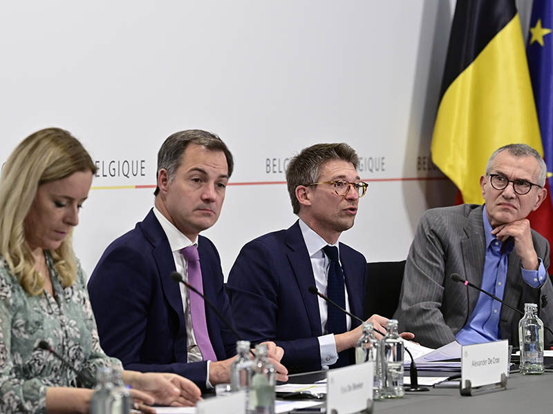 Eva De Bleeker, Alexander De Croo, Pierre-Yves Dermagne etFrank Van Den Broucke lors de la conférence de presse pour présenter le budget