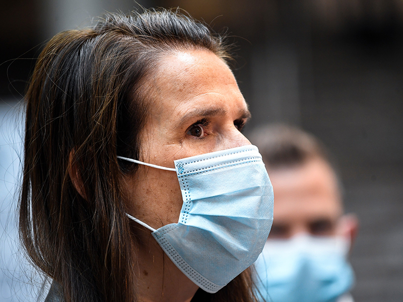 Sophie Wilmès, première ministre belge, avec un masque devant la bouche
