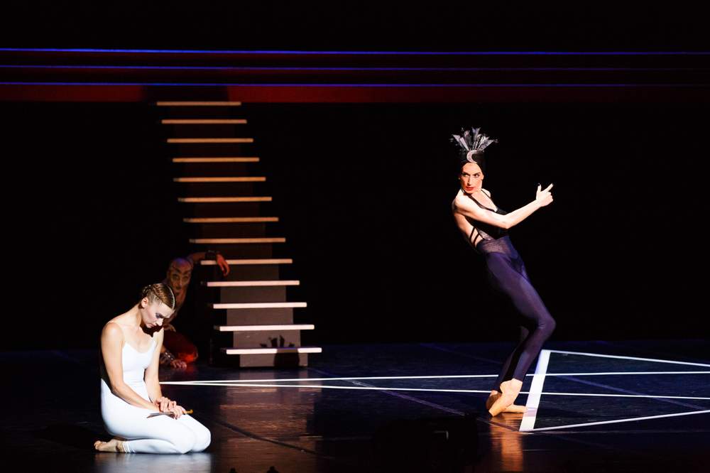 Elisabet Ros (à droite) dans "La Flûte enchantée" remontée par Gil Roman.Crédit: Anne Bichsel