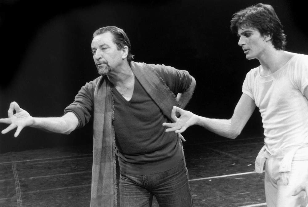 Maurice Béjart (à gauche) et Michel Gascard (à droite) en répétition du ballet "Petrouchka" sur la scène du Palais des Sports à Paris le 28 janvier 1983.Crédit: Reporters