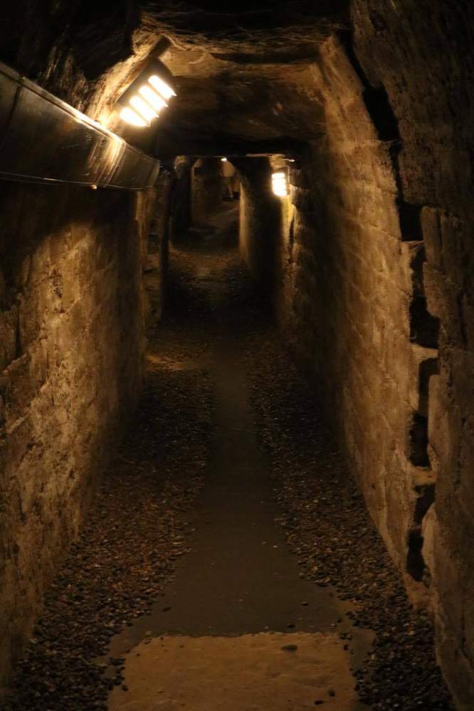 Un tunnel emprunté lors de la visite touristique des catacombes.