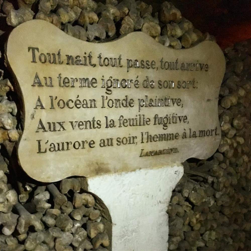 Phrase philosophique propre au décor des catacombes (touristiques).