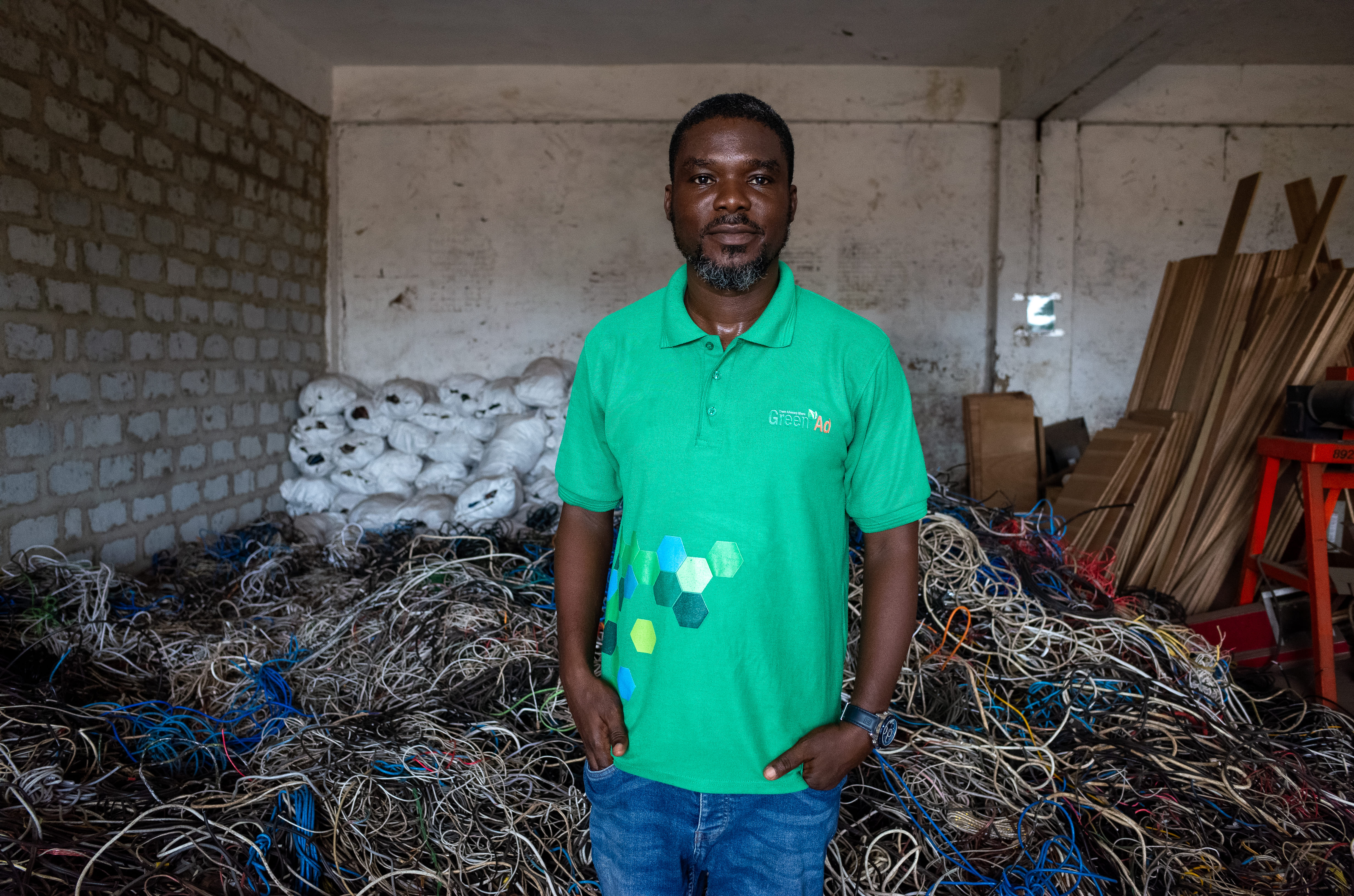 Deux hommes martèlent des cartes électroniques