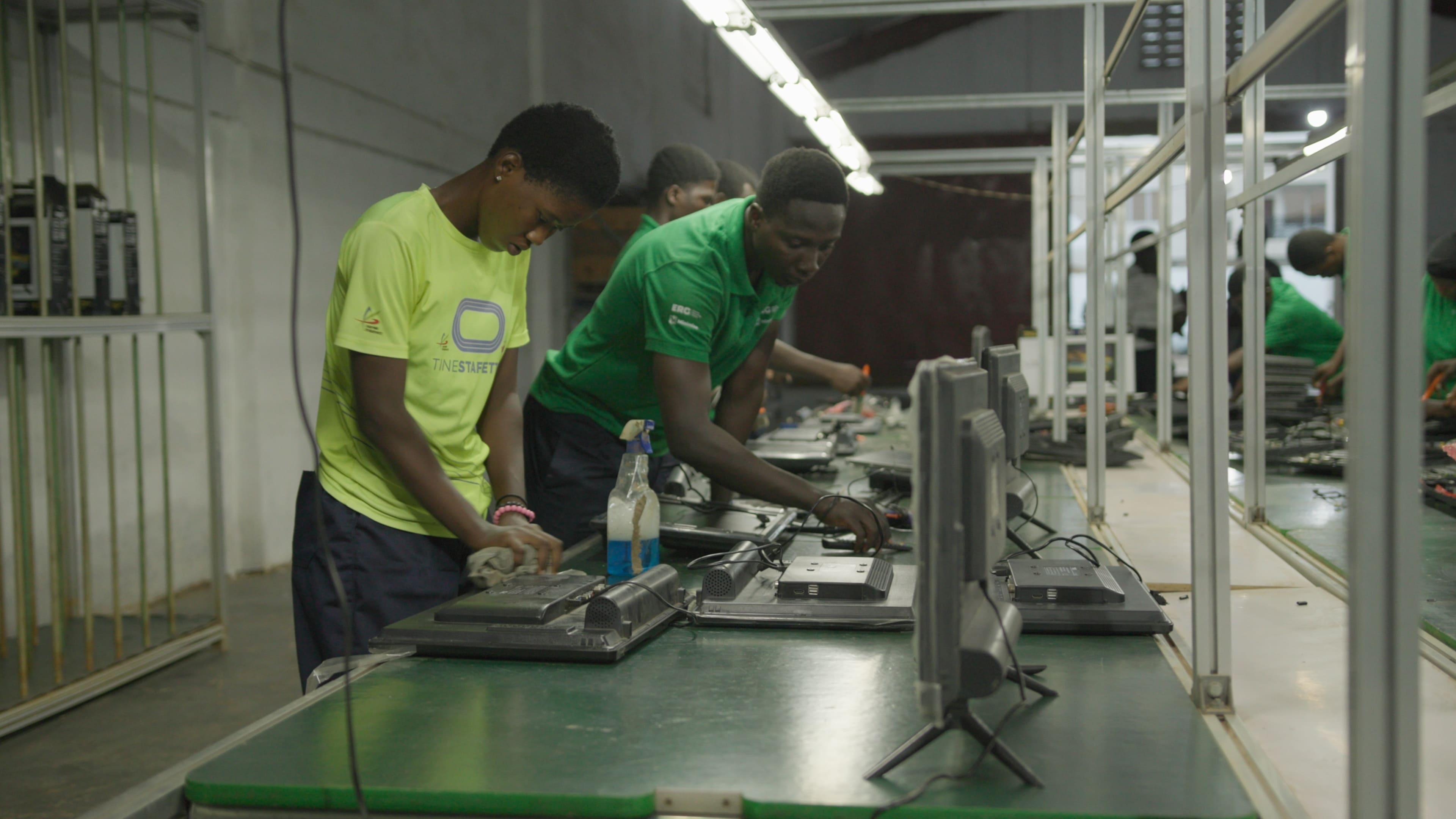 Employés en train de désosser des écrans