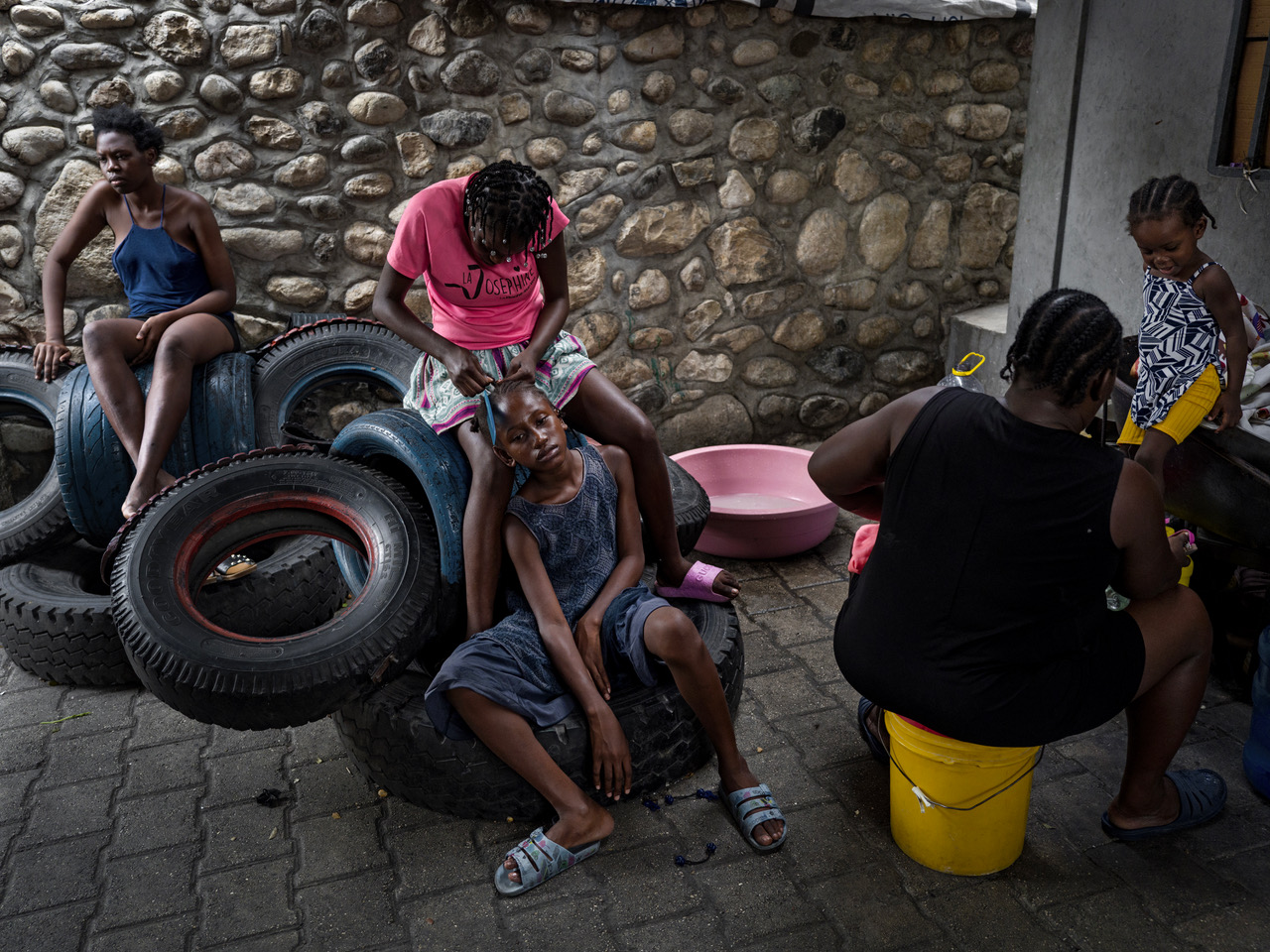 Dans ce camps installé dans un lycée, les personnes déplacées passent le temps et ne voient pas d’issue à leur situation. Dans ce contexte, la plupart des enfants et adolescents ont été déscolarisés. 
Dans le camp établi dans un lycée