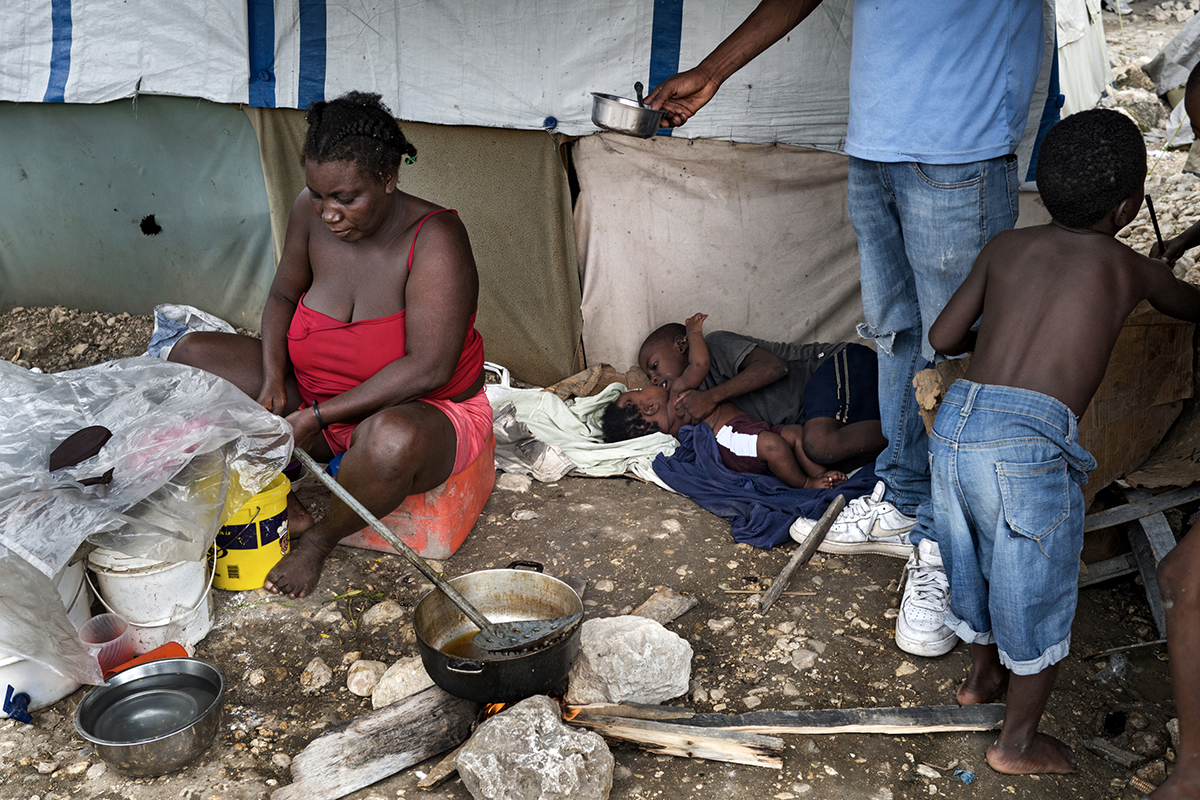 Pour assurer sa survie et celle de ses huits enfants, Linèse vend des snacks frits dans sa petite cuisine de fortune au camp du Rex Théâtre.