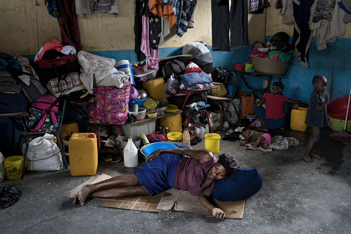 Environ 185 000 personnes sont considérées comme “déplacées” dans la seule région métropolitaine de Port-au-Prince. Elles vivent entassées dans des camps de fortune dans des conditions misérables.