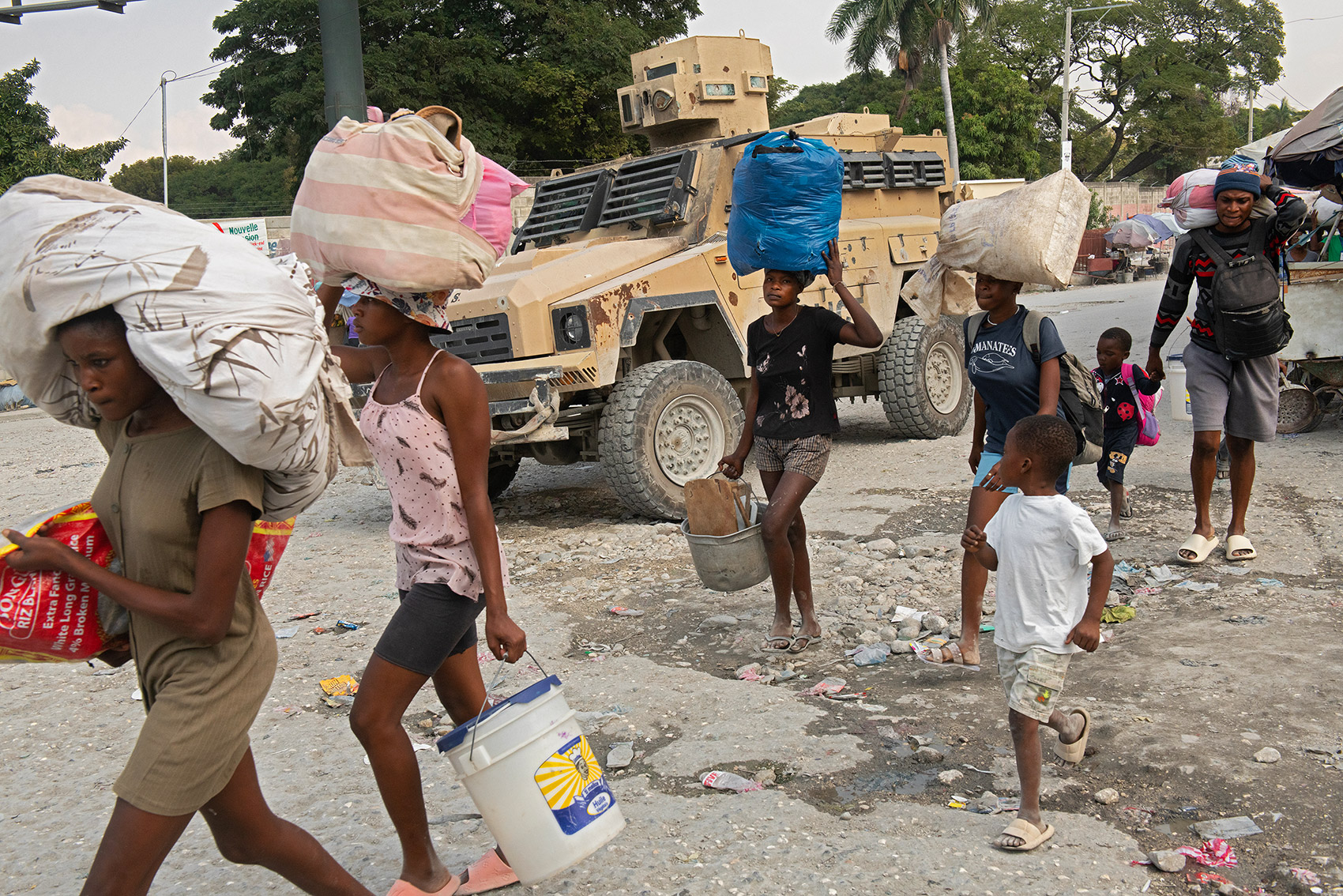 Partout dans Port au Prince, la population a du fuir les combats entre les gang et la police nationale ou contre les groupes d’auto-défense civils. Ils ont, pour la plupart, rejoint les camps de déplacés installés un peu partout dans la capitale. 