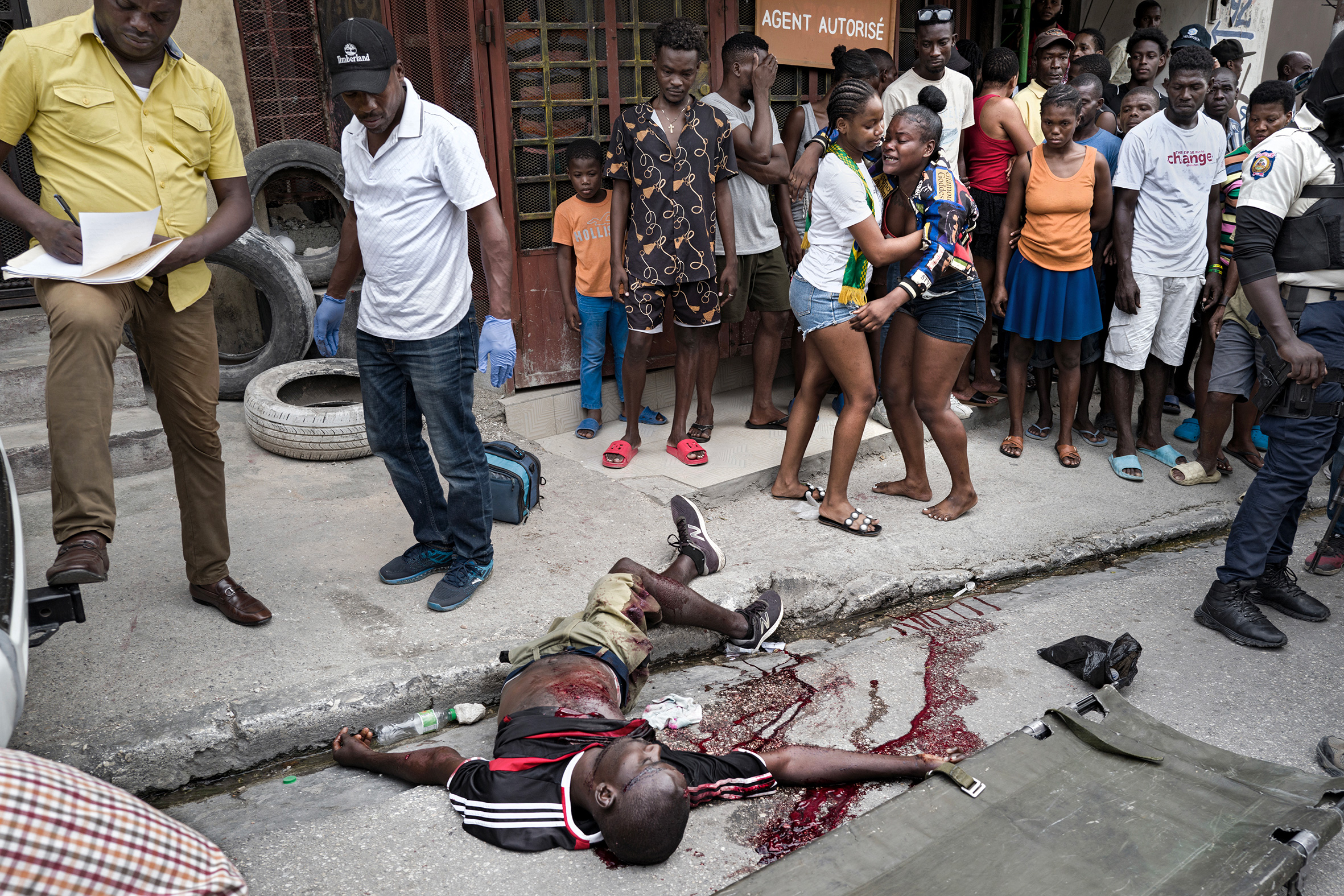 A Petion-ville, dans les hauteurs de Port au Prince, un homme a été abattu par des inconnus. Règlement de compte ou acte délibéré pour terroriser la population, personne ne sait. La soeur de la victime était présente lorsque son frère a pris une balle dans la tête. 
