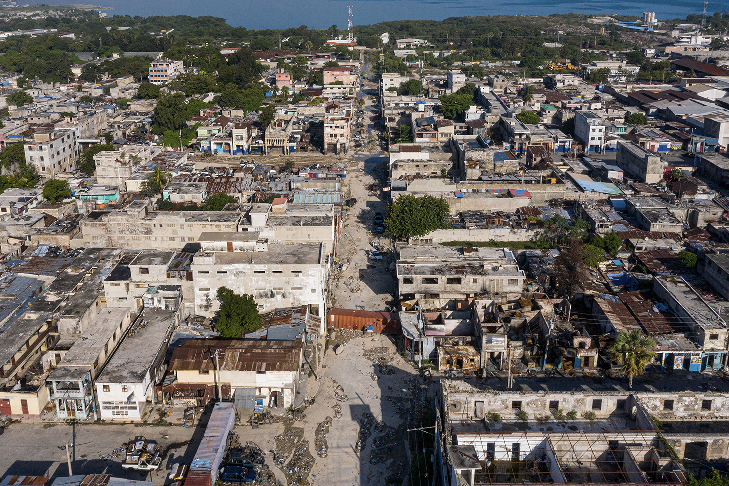 Dans ce quartier du centre ville tenu par les gangs, autrefois rempli de commerces, habitants, étudiants, montre les stigmates des rudes combats qui s’y sont déroulés. 