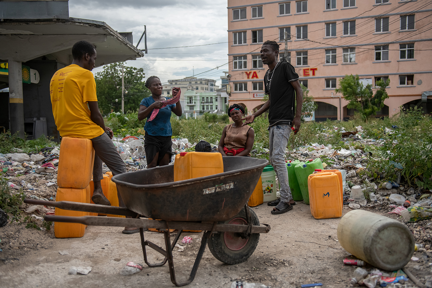 Non loin de la base des Forces Armées d’Haiti au Champ de Mars, des familles qui n'ont pas abandonné le centre-ville malgré le contrôle des gangs, puisent de l'eau d’une canalisation brisée lors d’une des offensives des gangs.