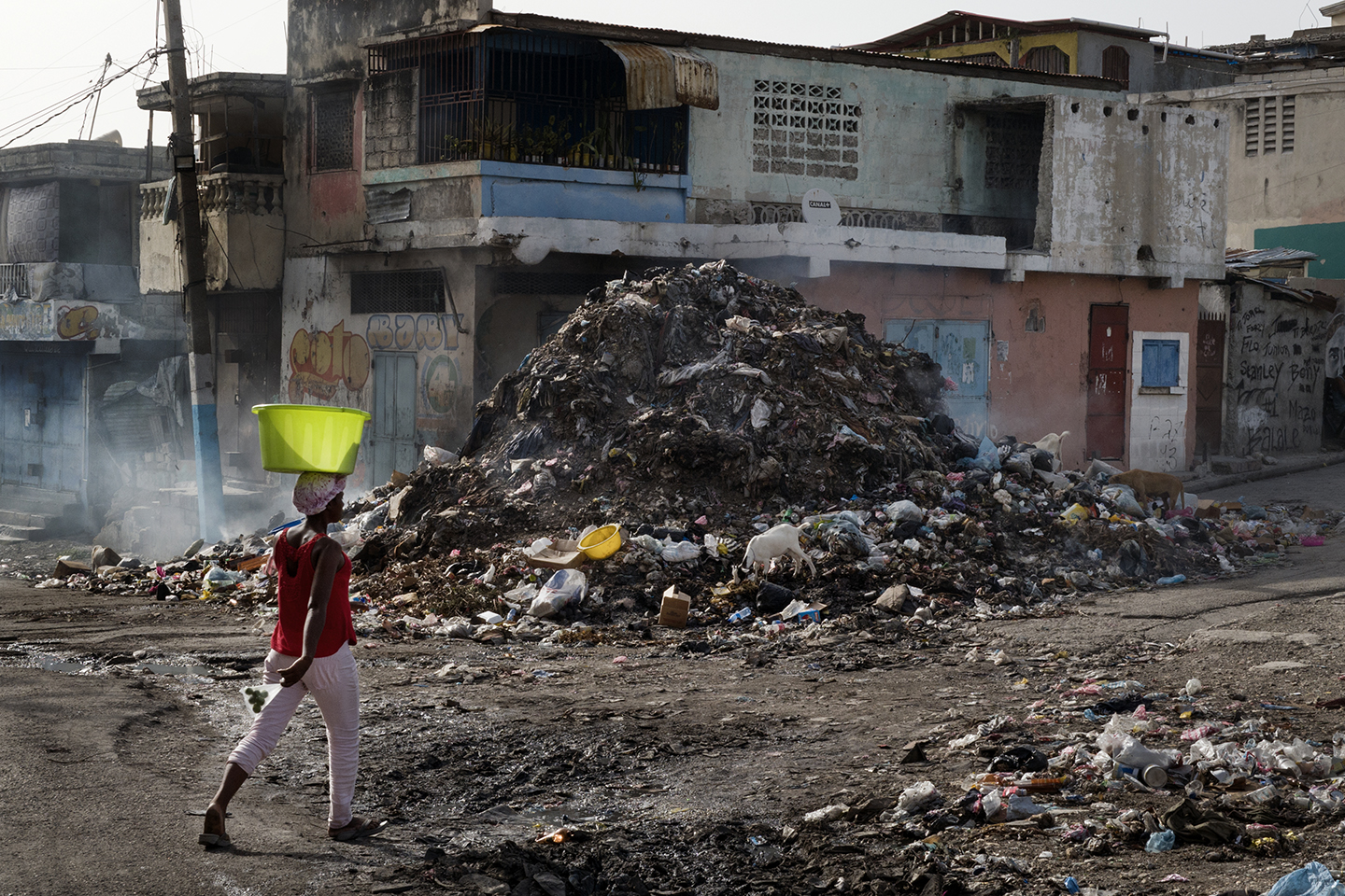 Dans chaque quartier tenu par un gang, les déchets ne sont pas ramassés, comme ce ne fut déjà plus le cas depuis des années. La population s'en charge en y mettant le feu régulièrement. 