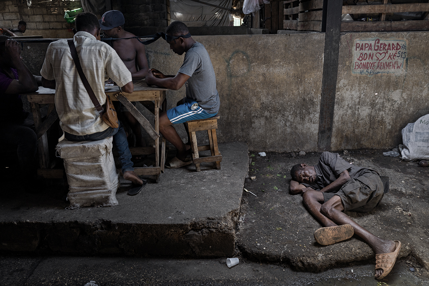 Dans le bas de la ville, entièrement tenu par les gangs, le marché de La Croix des Bossales, le plus grand et plus ancien marché de Haïti, voit son activité continuer mais de façon bien moindre qu'à la normale. Le nombre de personnes sans-abri a explosé avec l'insécurité, la pauvreté et les quartiers qui se sont vidés de leur population. 