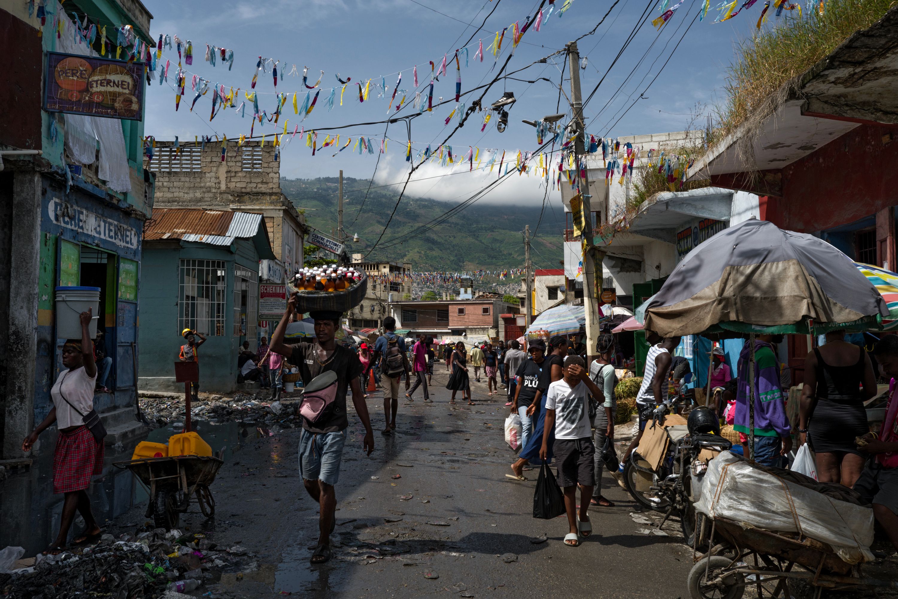 Dans centre de Port au Prince, ce quartier n’est pas encore tombé aux mains des gangs. 
La population tente d'y vivre « normalement » alors que toute la ville est vit dans la violence et le désarroi.
