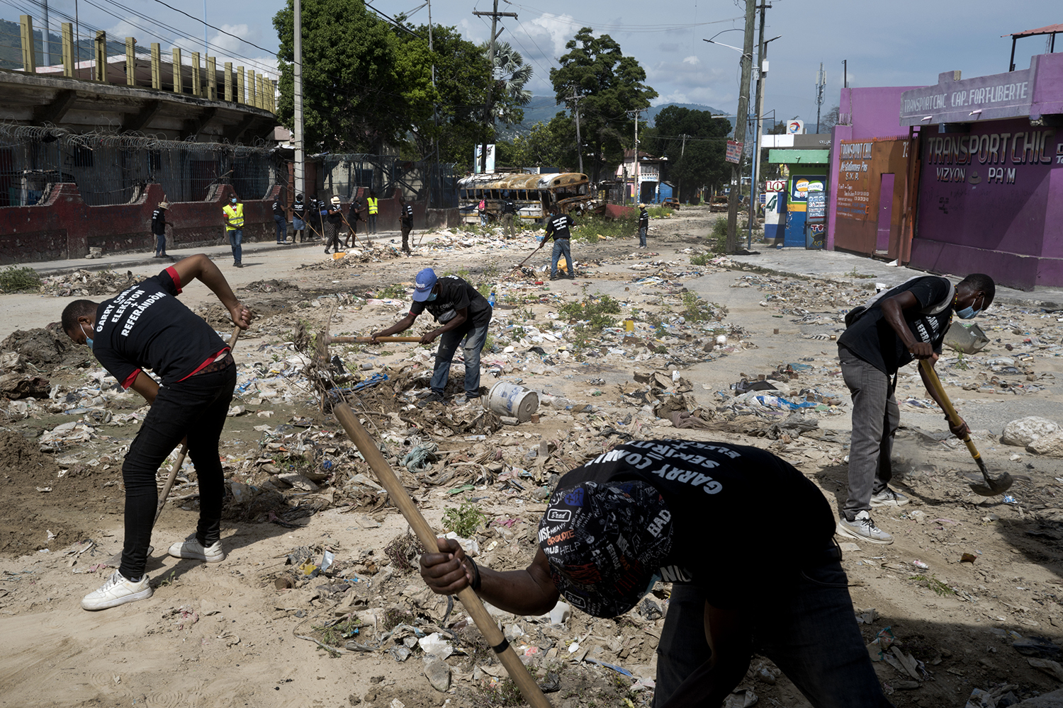 Le gang qui contrôle le quartier du stade a accepté que les autorités pénètrent le quartier pour nettoyer les rues. Les gangsters armés se sont retirés pendant quelques jours, permettant à l'équipe d'effectuer le travail en toute sécurité. Dès que le travail sera terminé, les gangsters reprendront leurs positions.