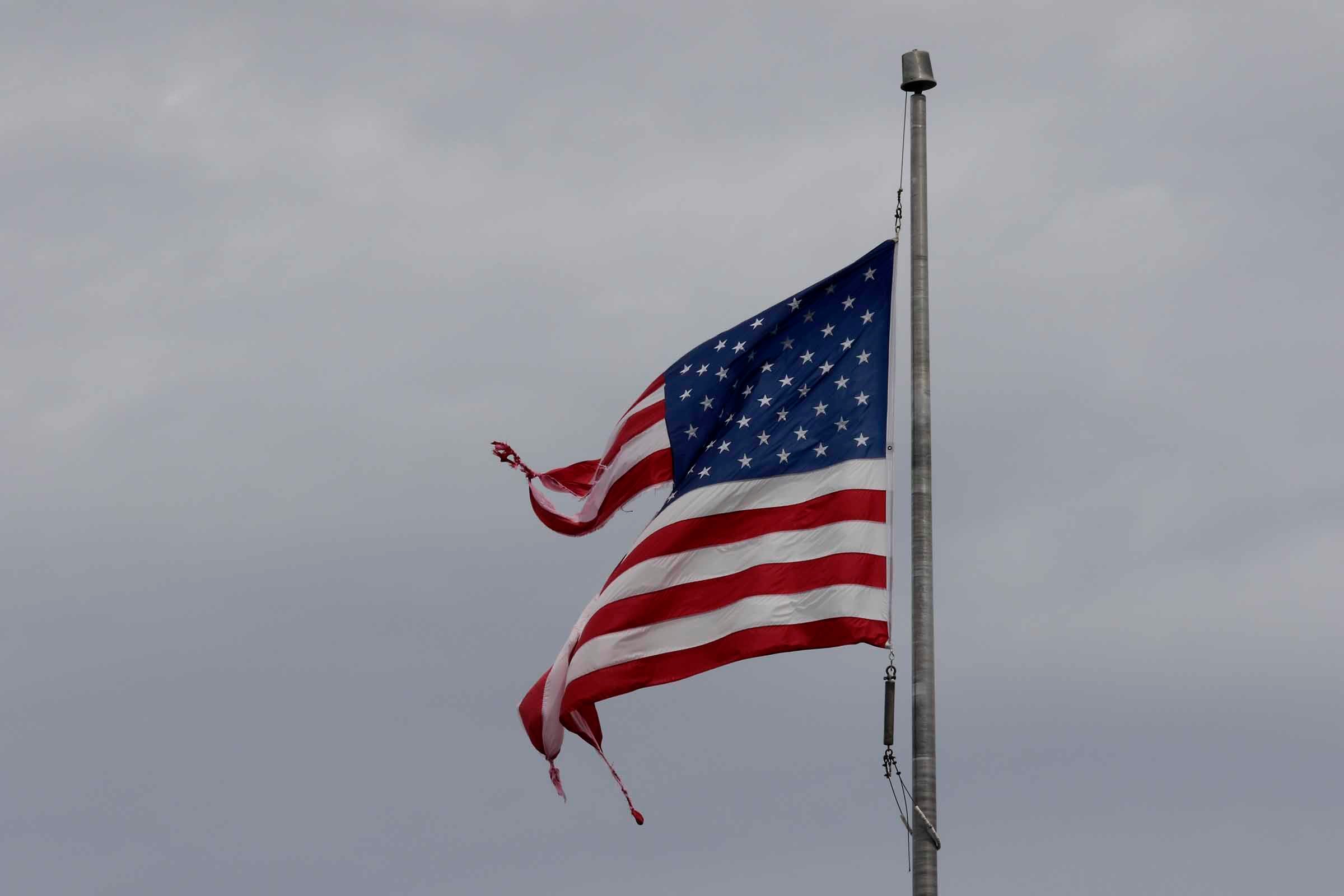 Un drapeau américain déchiré
