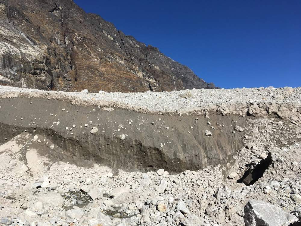 &amp;nbsp;Un poteau électrique récemment posé au sommet, donne l'échelle de la couche de glace et de pierres tombés sur le village.