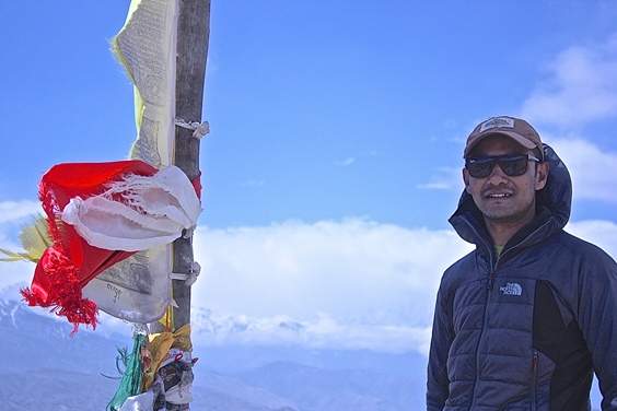 Sonam propose notamment un trekking intégrant randonnée, 
yoga, méditation et massage.