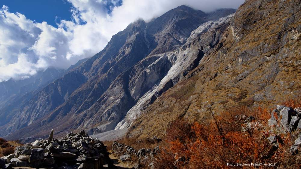 Au centre, la paroi en toboggan, sur laquelle le glacier a dévalé. Langtang est juste en dessous, sous la couche de pierres grises.