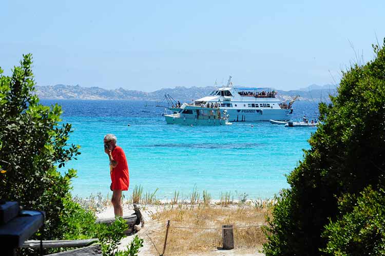 Le gardien de l'île et les touristes