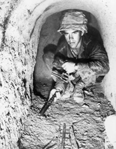 Photo soldat dans les tunnels