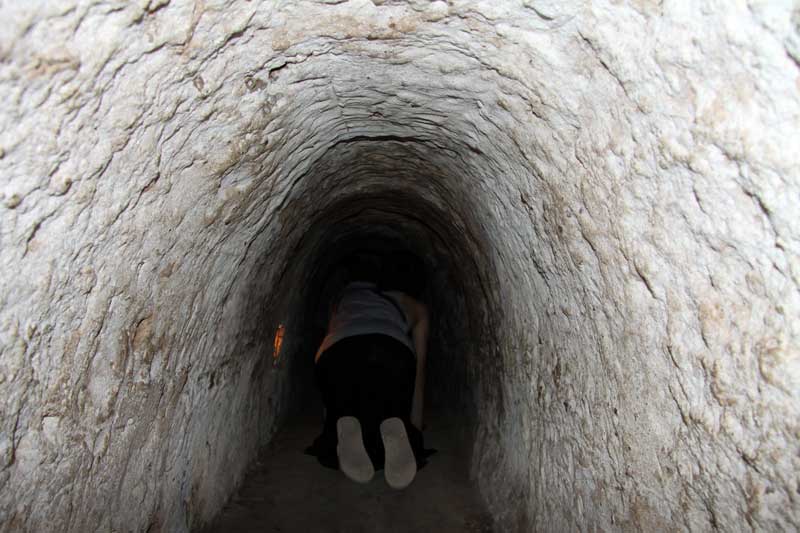 Visite des tunnels par des touristes.