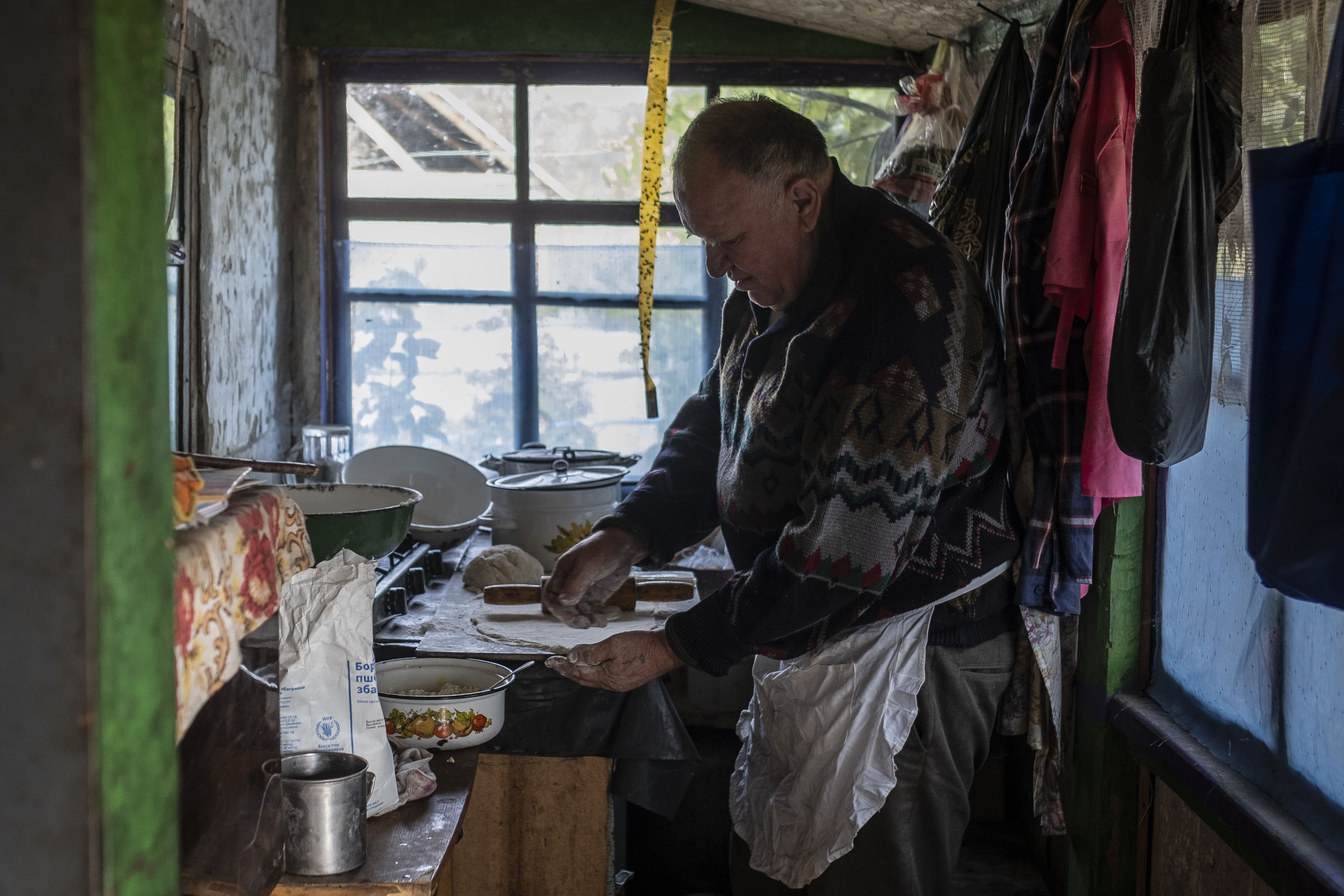 Vasyl prépare des vareniki, une sorte de raviole ukrainien, pour le repas de midi. Depuis que Tatiana, sa femme, a elle aussi été blessée par une mine, c'est Vasyl qui prépare à manger, Tatiana ne pouvant pas encore rester debout trop longtemps, le 25 septembre 2025. 