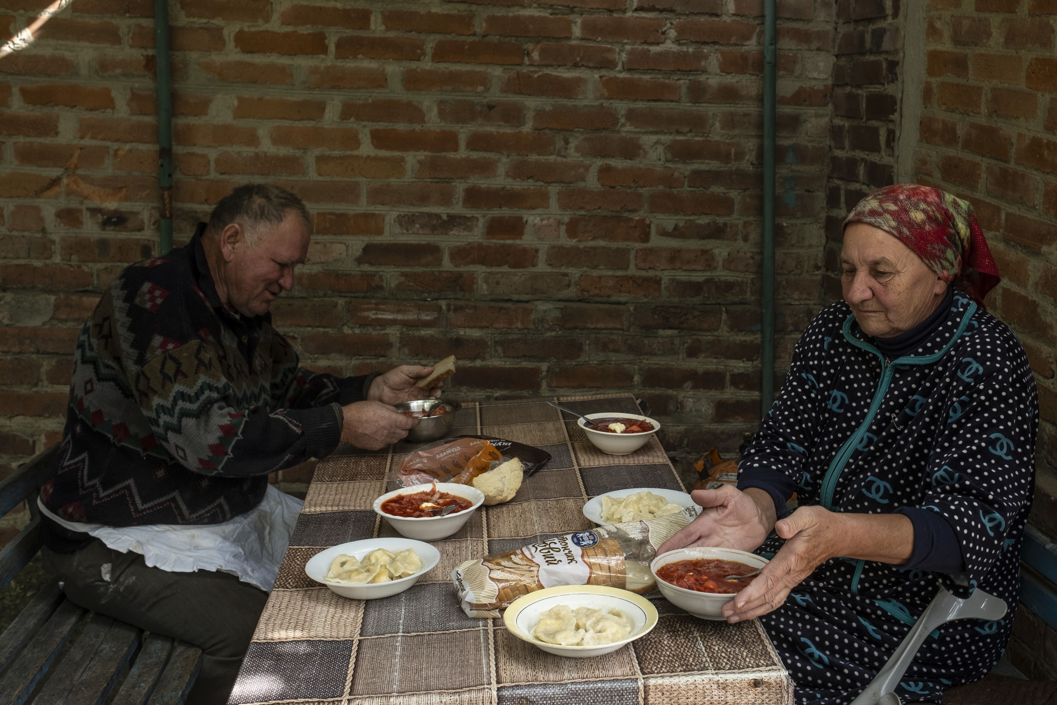 Vasyl et Tatiana prennent leur repas de midi, le 25 septembre 2025. 