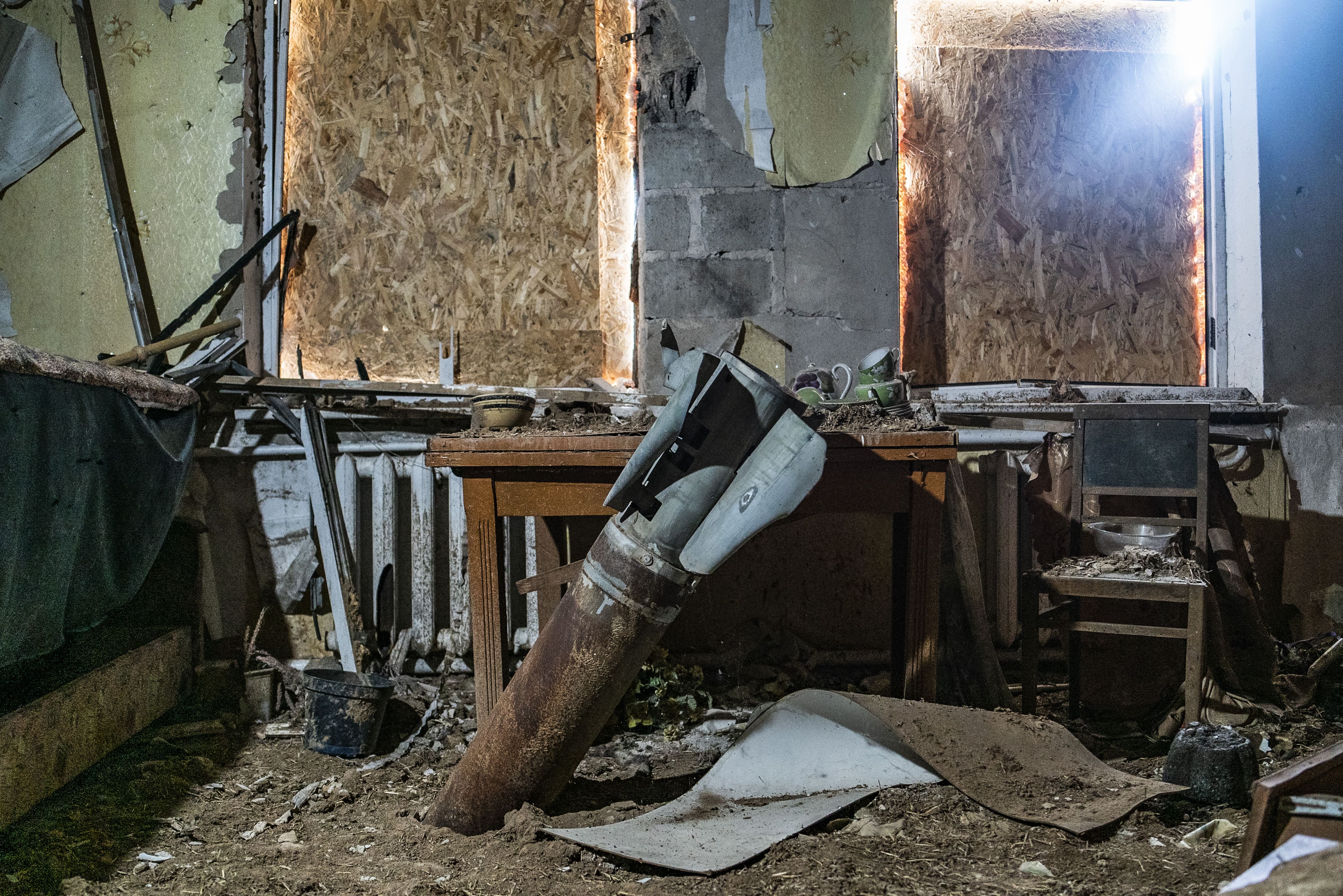 Une roquette 300MM 9M55 Smerch non explosée est plantée dans le salon d'une habitante du village de Kamianka où vivent Vasyl et Tatiana, le 8 mai 2025. La maison étant invivable, elle n'y habite plus. Les services d'urgence ne sont pas encore venus retirer cette roquette du salon.