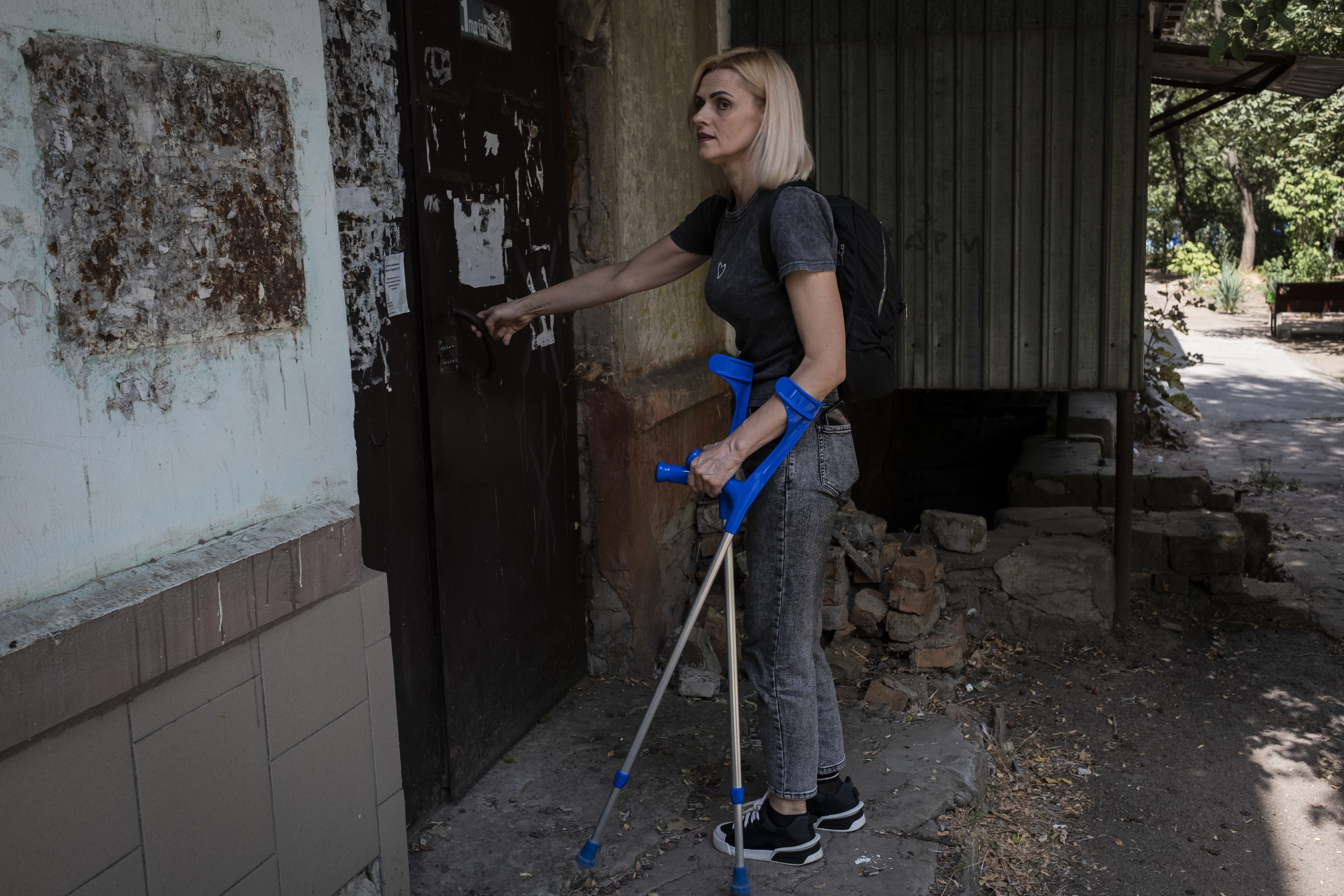 Olena rentre chez elle après une journée de travail, le 4 août 2025. Son appartement est au troisième étage et monter les escaliers l’épuise.