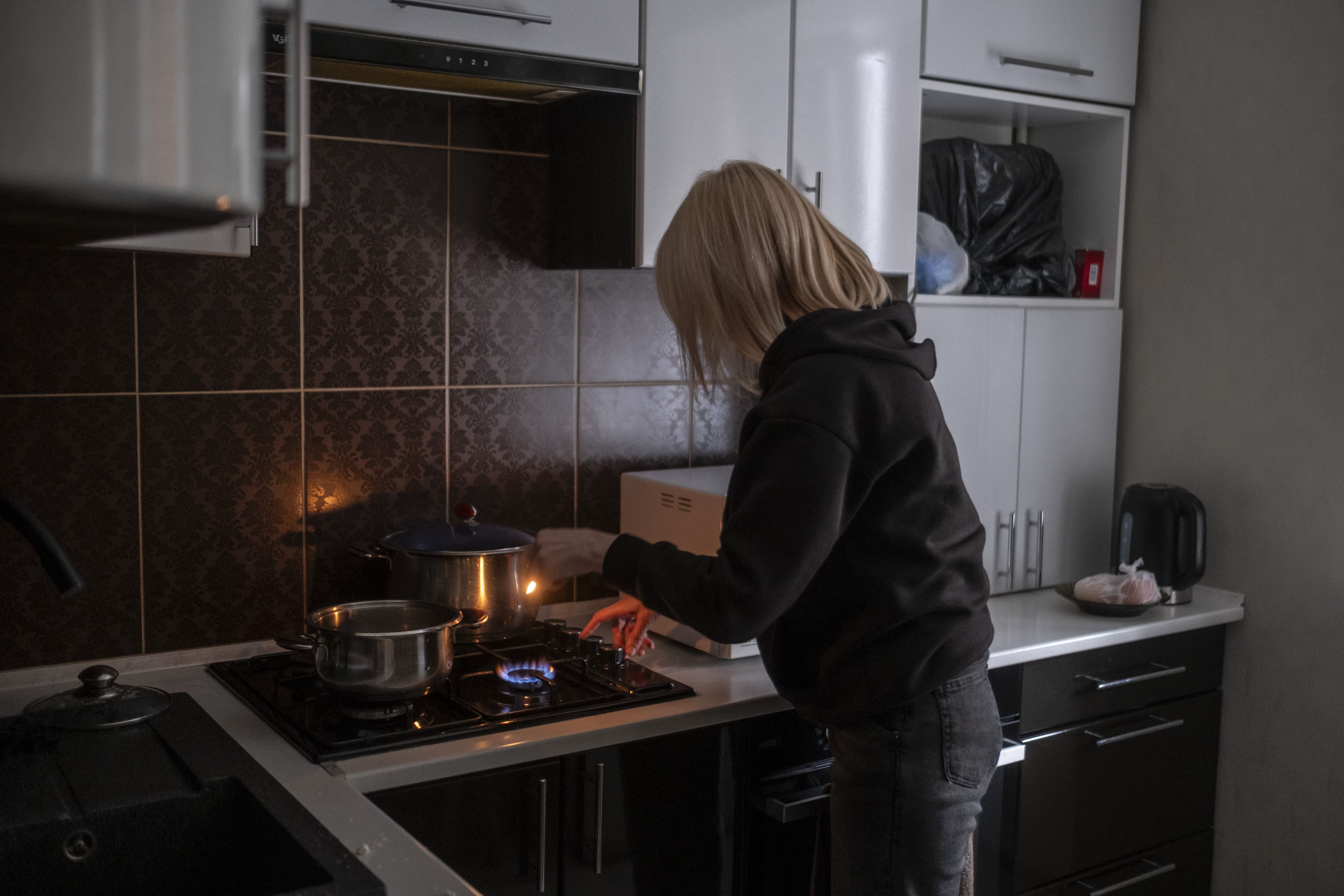 Olena se prépare à manger dans son appartement de Kherson, le 20 octobre 2025. Elle ne mange qu’une fois par jour, de peur de prendre des kilos et de mettre trop de poids sur son pied amputé.