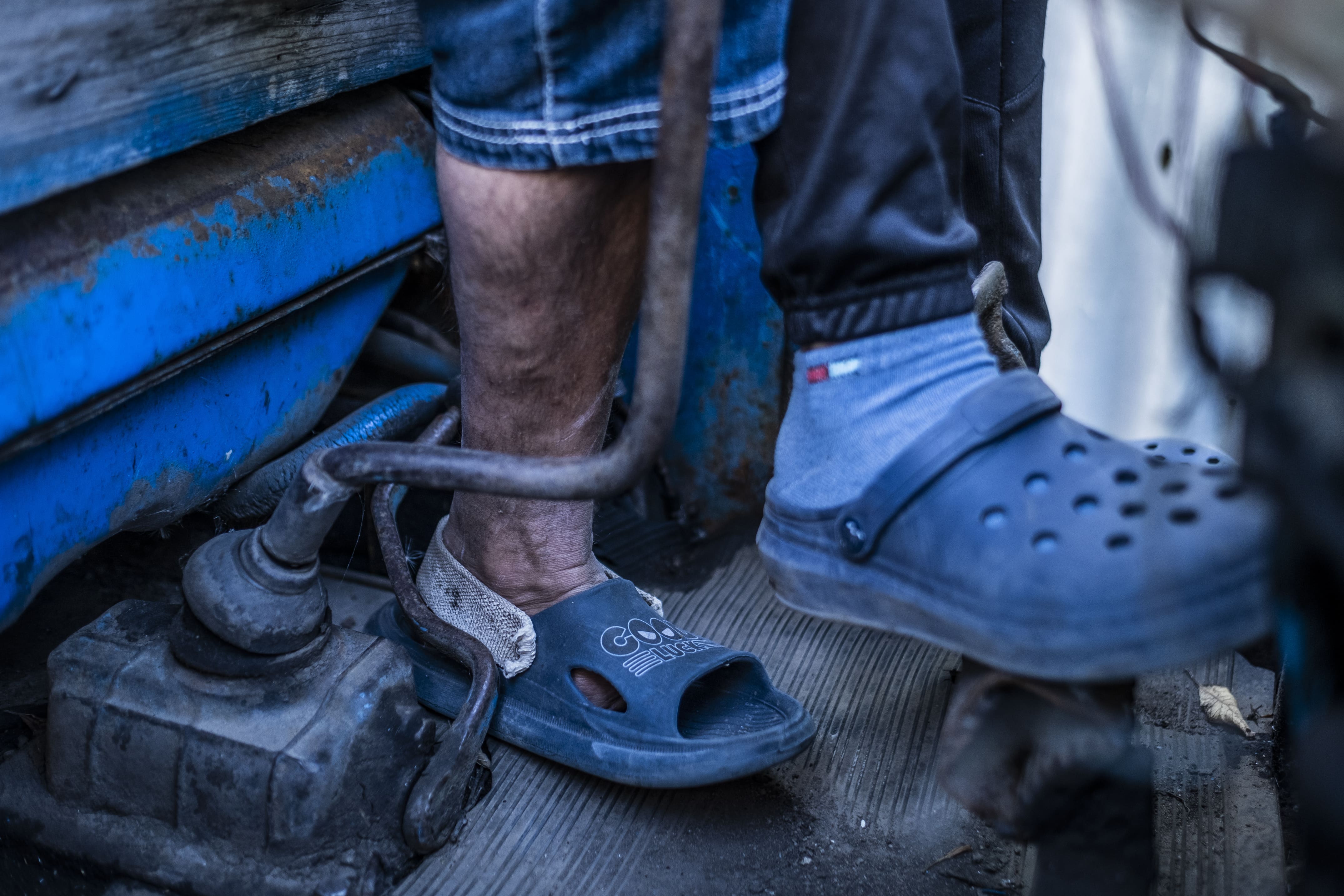 Sergii a modifié la pédale de son tracteur pour faciliter sa conduite avec son pied amputé, le 25 septembre 2025.