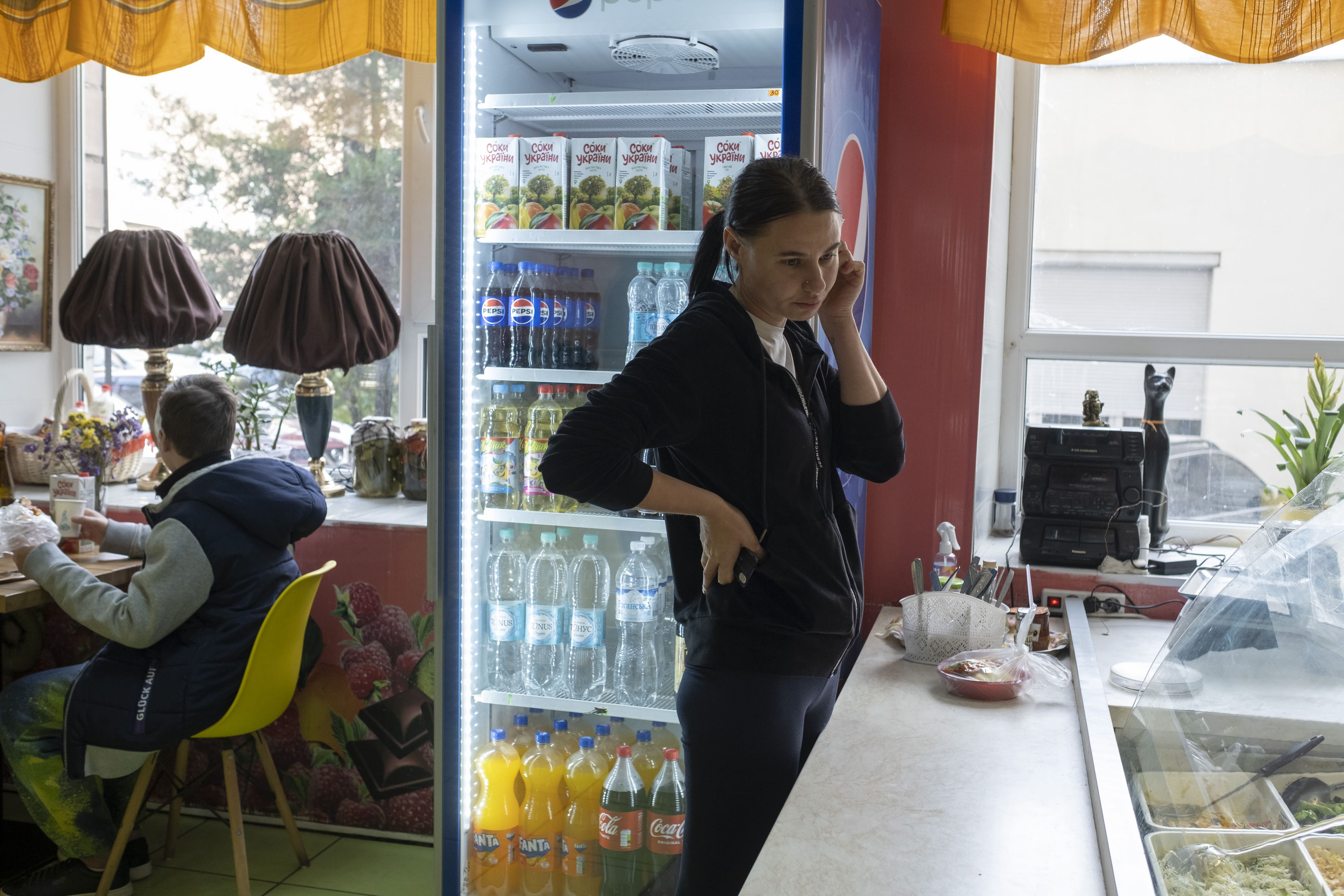Natalia achète à manger à la cafétéria de l’hôpital, n’aimant pas trop les repas qui sont servis en chambre, le 2 octobre 2025.