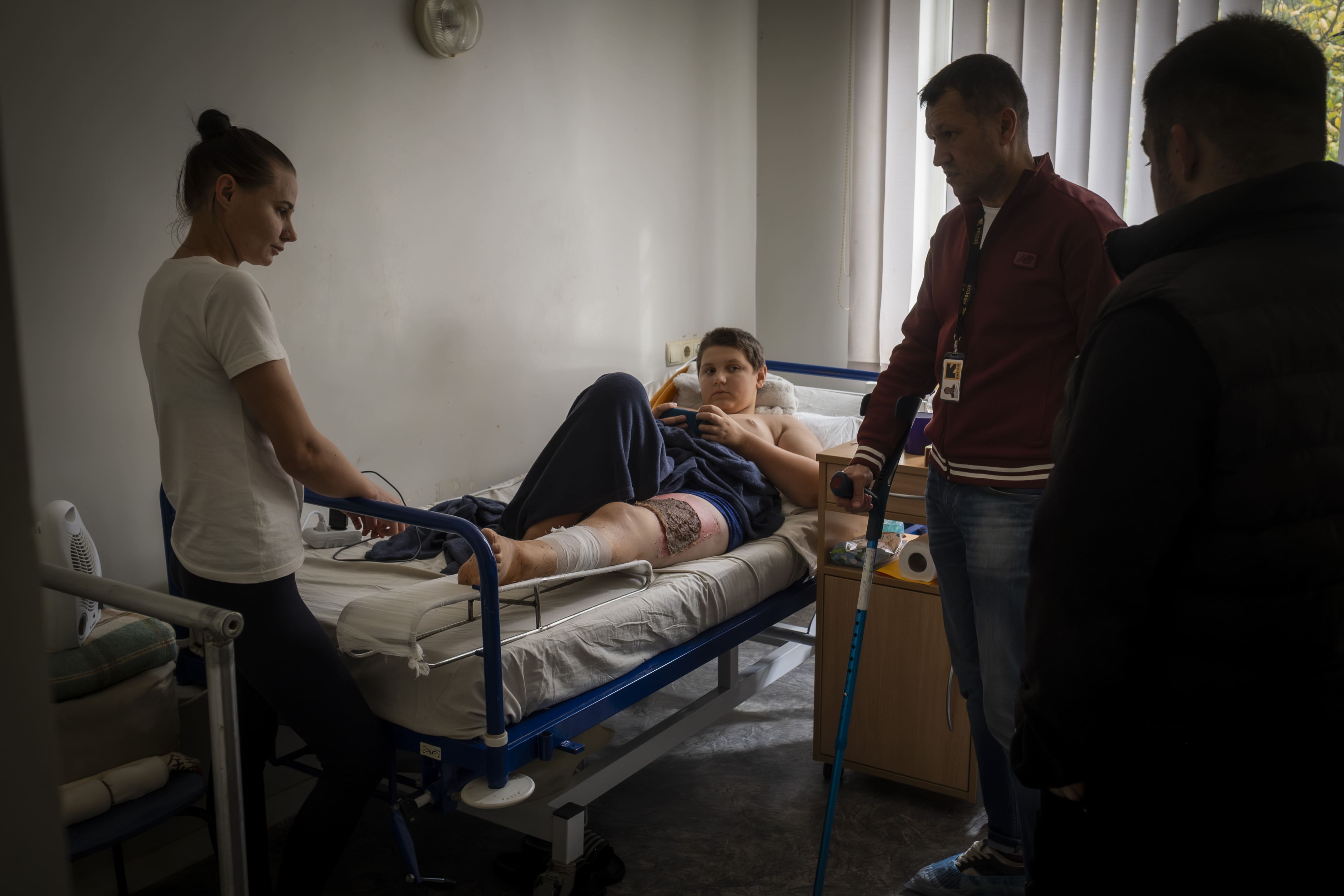 Des volontaires sont venus apporter des béquilles à Zahar, le 8 octobre 2025. Depuis son accident, Zahar et Natalia reçoivent de l’aide matérielle et psychologique de l’organisation IRC (International Rescue Comitee) en partenariat avec l’Unicef.