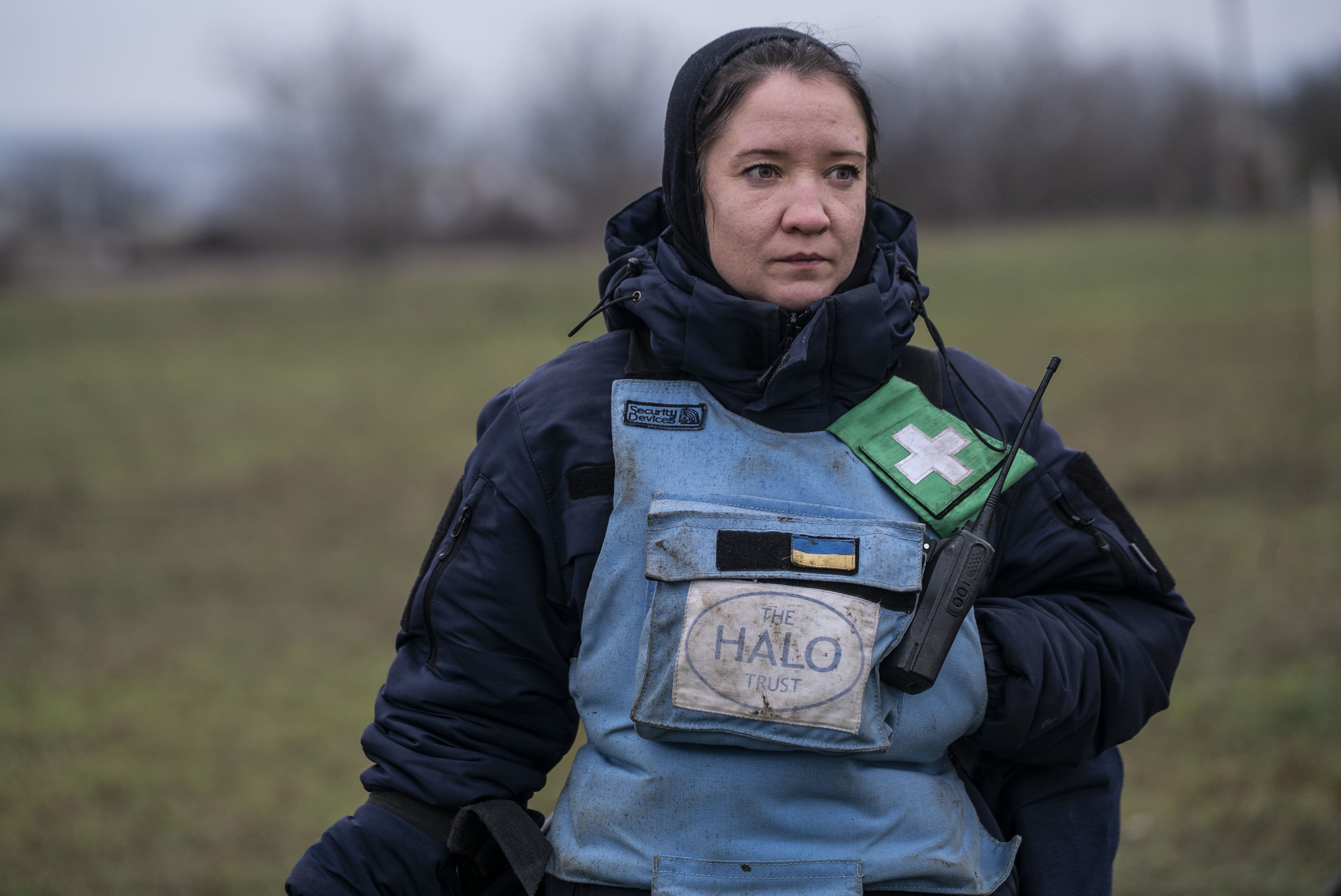 Lyza, en mission de déminage le 14 décembre 2025. Celle-ci est mère de deux filles : l’une a 21 ans, l’autre 14 ans. Elle vit avec la cadette et son mari à Mykolaïv. Avant de devenir démineuse en 2024, Lyza travaillait dans un commerce de prêt sur gage. 