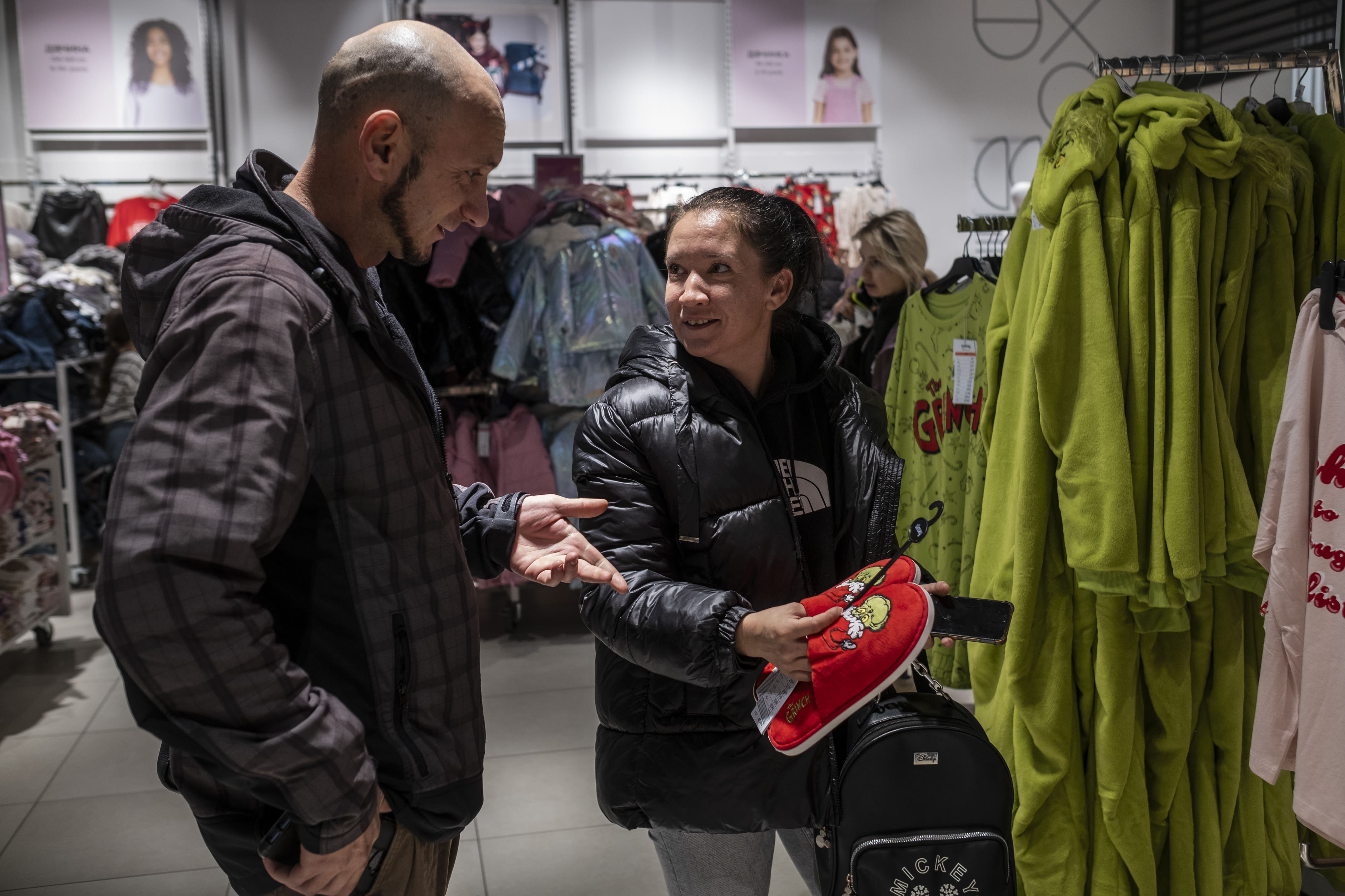 Lyza est en congé et en profite pour faire des courses et du shopping avec son mari, le 26 octobre 2025. 