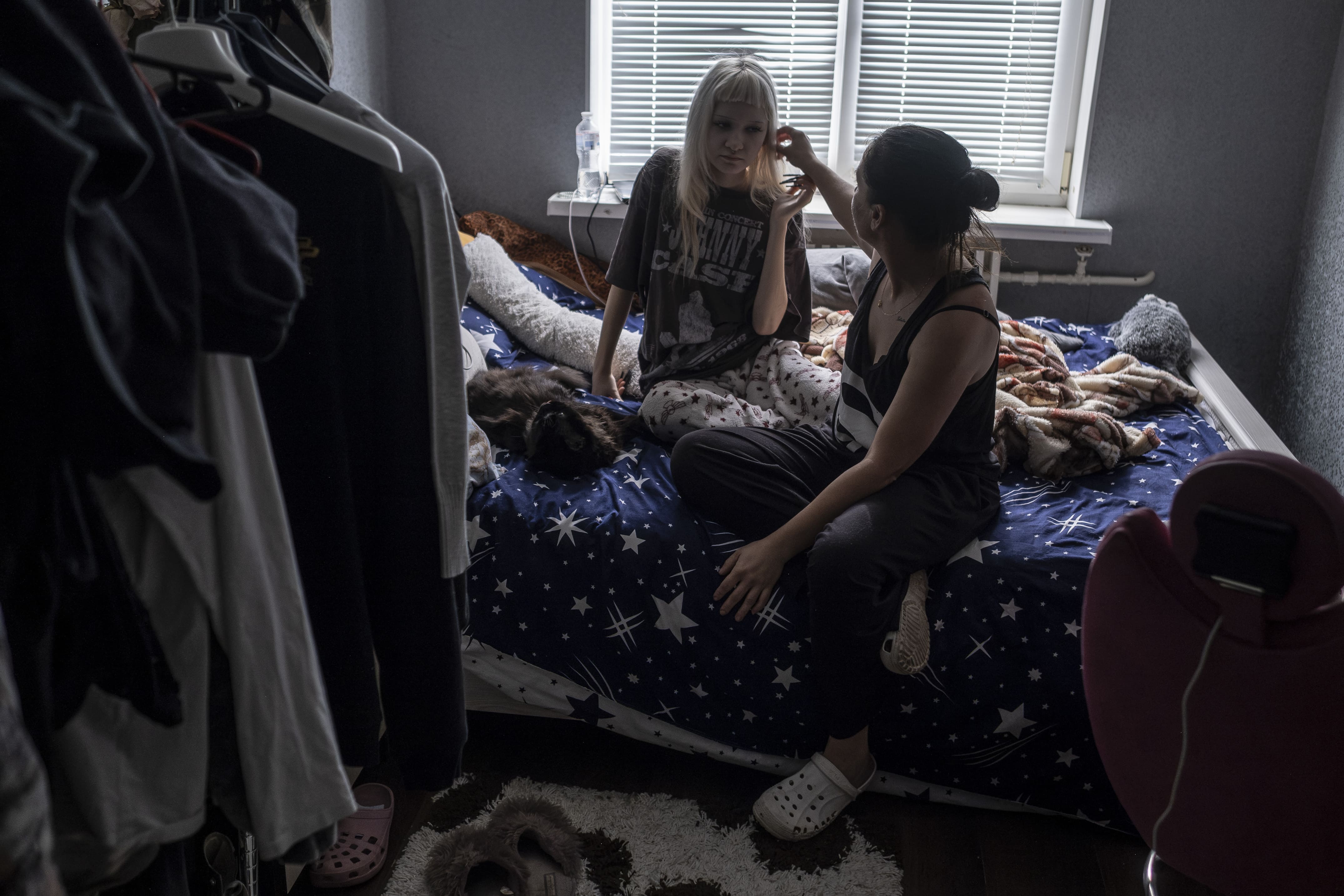 Lyza discute avec sa fille cadette, le 26 octobre 2025. «Ma fille aînée vit à l'étranger, mais elle lit les actualités et est toujours la première au courant de tout ce qui se passe à Mykolaïv. Elle m'écrit sans cesse pour prendre de mes nouvelles. Ma cadette s'est déjà habituée à mon travail ; elle est très curieuse, elle me pose toujours des questions sur ce que je fais », explique Lyza.