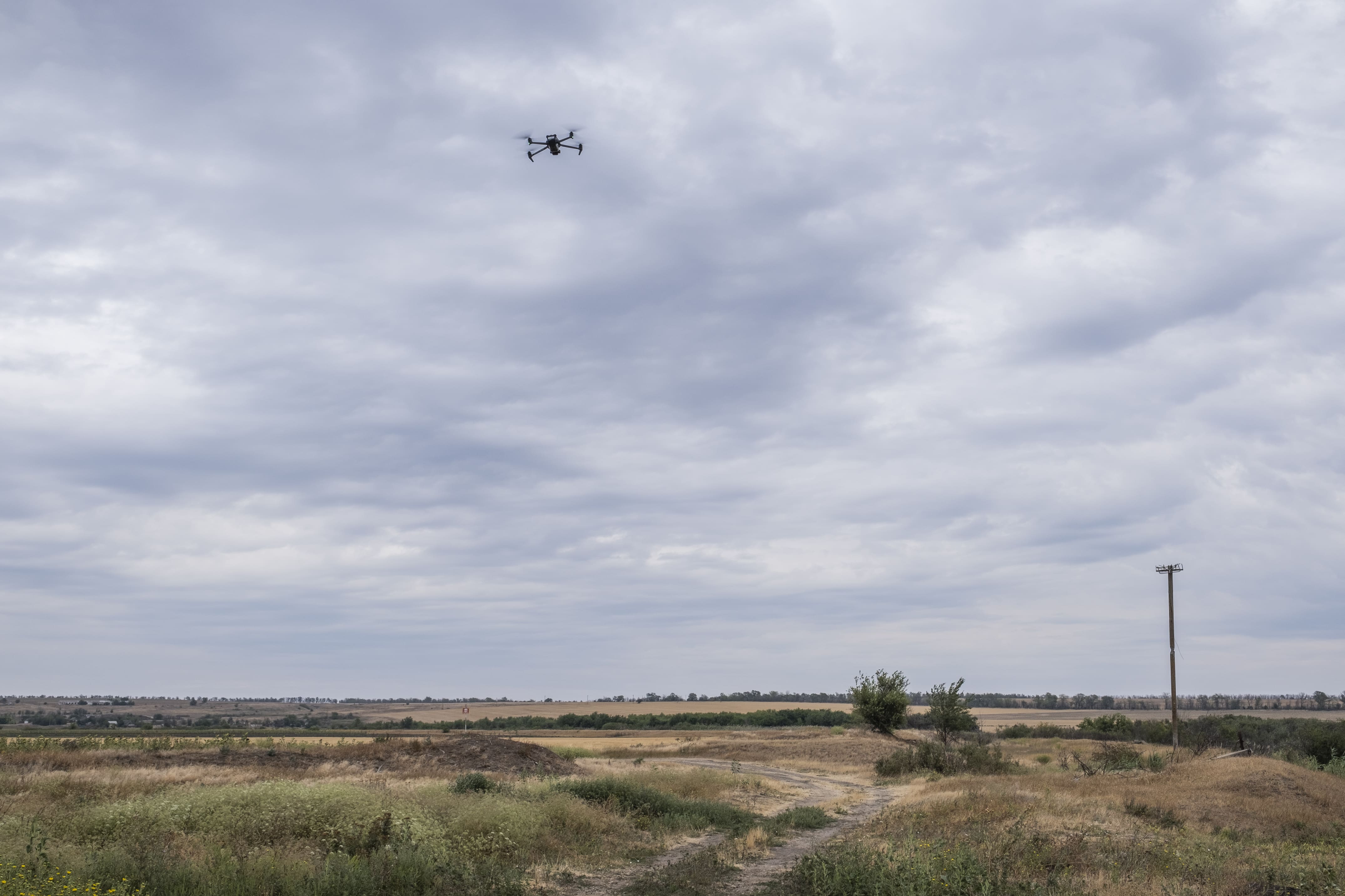 Dans la région de Kherson, un drone Mavic de l’équipe d’enquête non technique du HALO Trust survole un champ afin de vérifier s’il est contaminé.