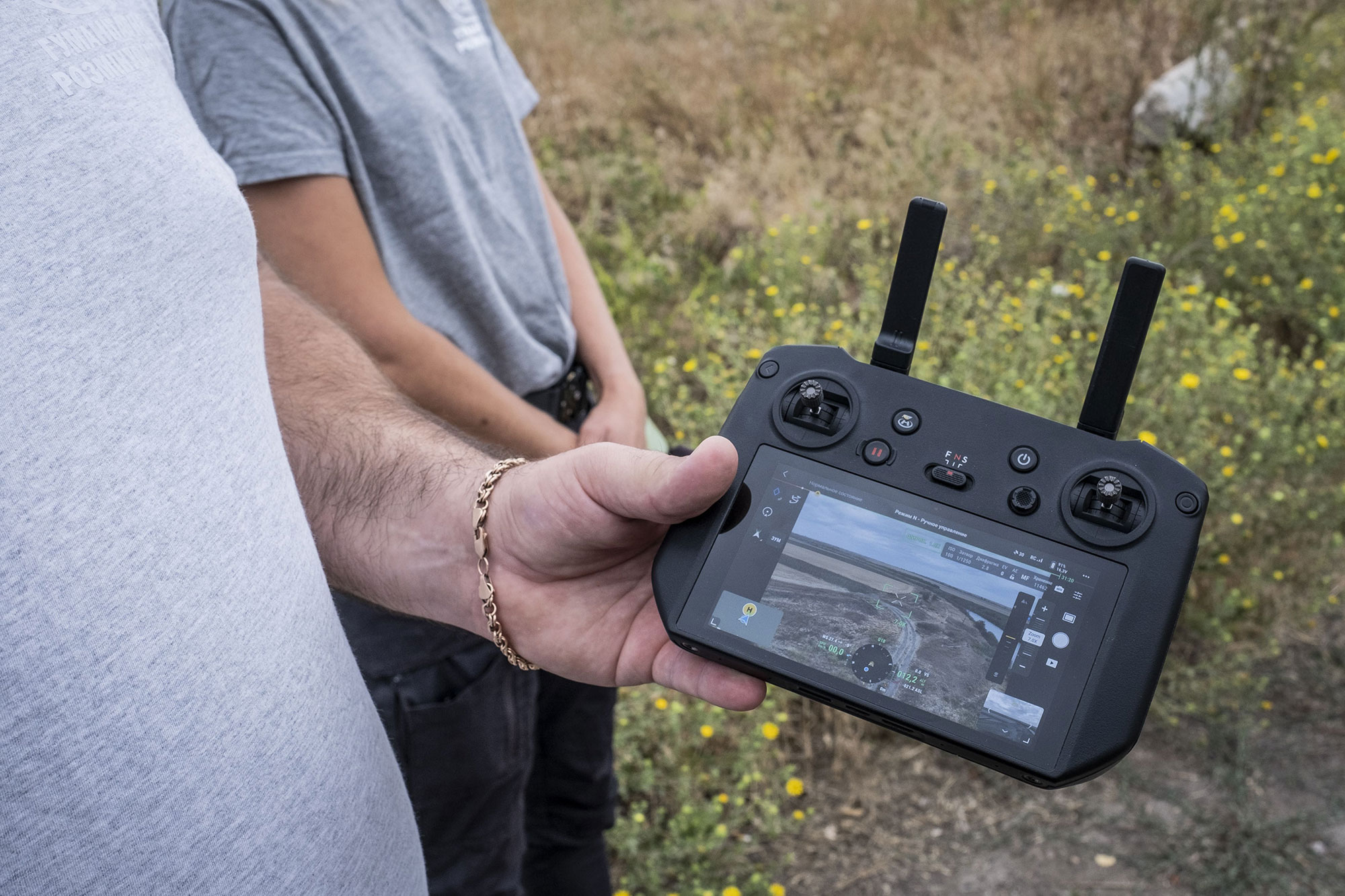 Image du Drone Mavic de l’équipe d’enquête non technique du HALO Trust qui recueille des informations auprès de la population locale, des autorités et de l’armée, puis visite les territoires en utilisant, dans un premier temps, des drones pour effectuer des inspections en toute sécurité, le 11 août 2025.