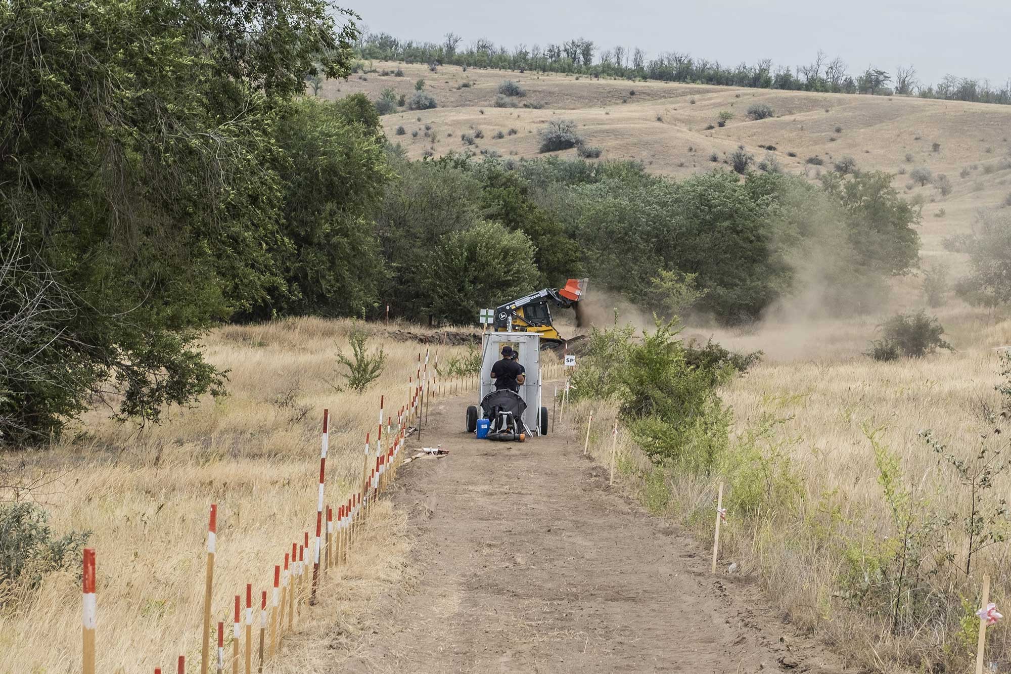 L’équipe mécanique de HALO couvre, dans ce village, un territoire de 56 000 m² de terrain pour déminer des berges et champs agricoles, le 11 août 2025.