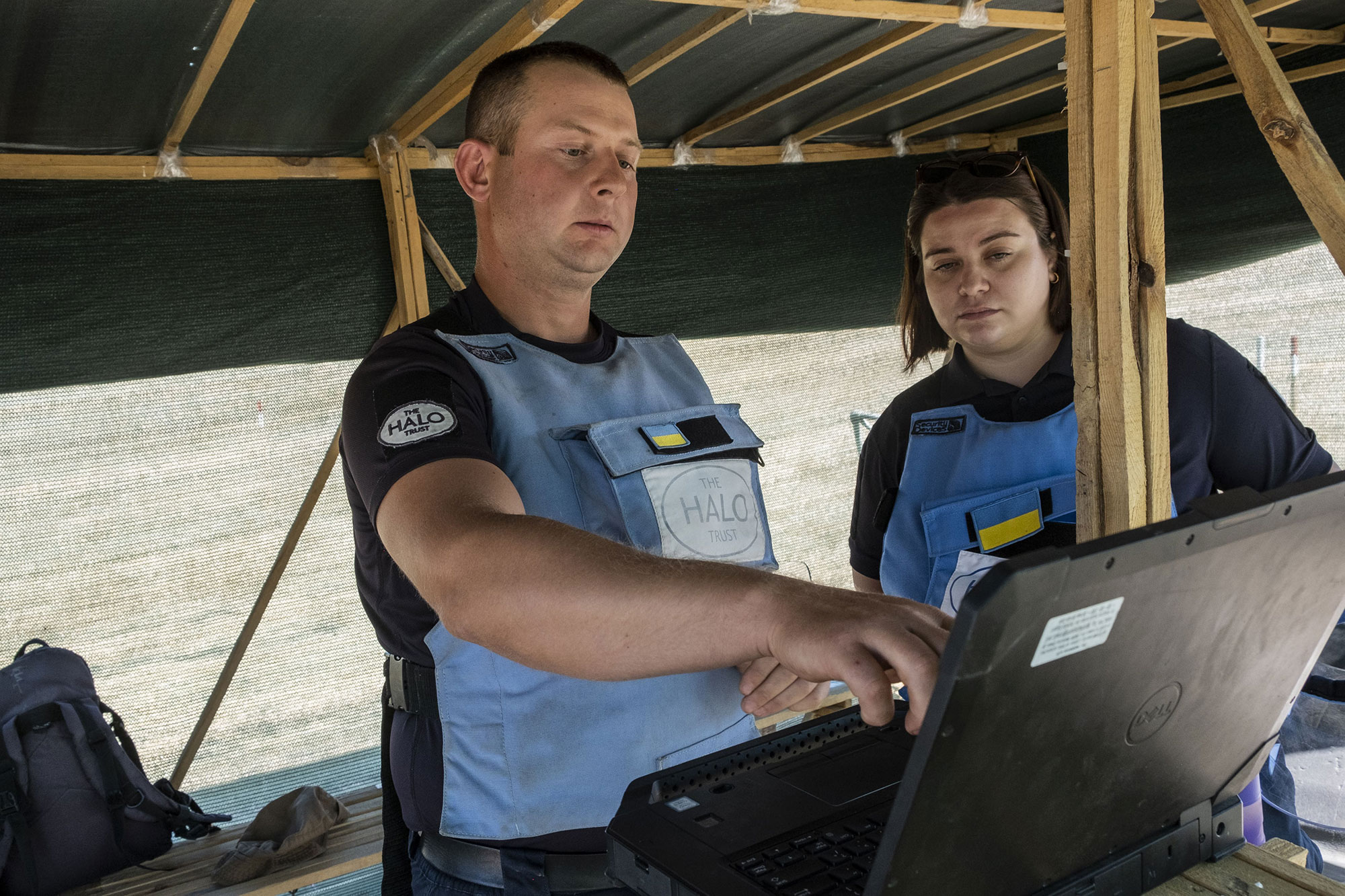 Andrii, démineur du HALO Trust, et sa collègue regardent sur son ordinateur les données transmises par la machine “Scorpion” à un logiciel d’analyse, le 12 août 2025. C’est une sorte d’échographie du sol qui indique l’emplacement des munitions non explosées enfouies dans la terre.