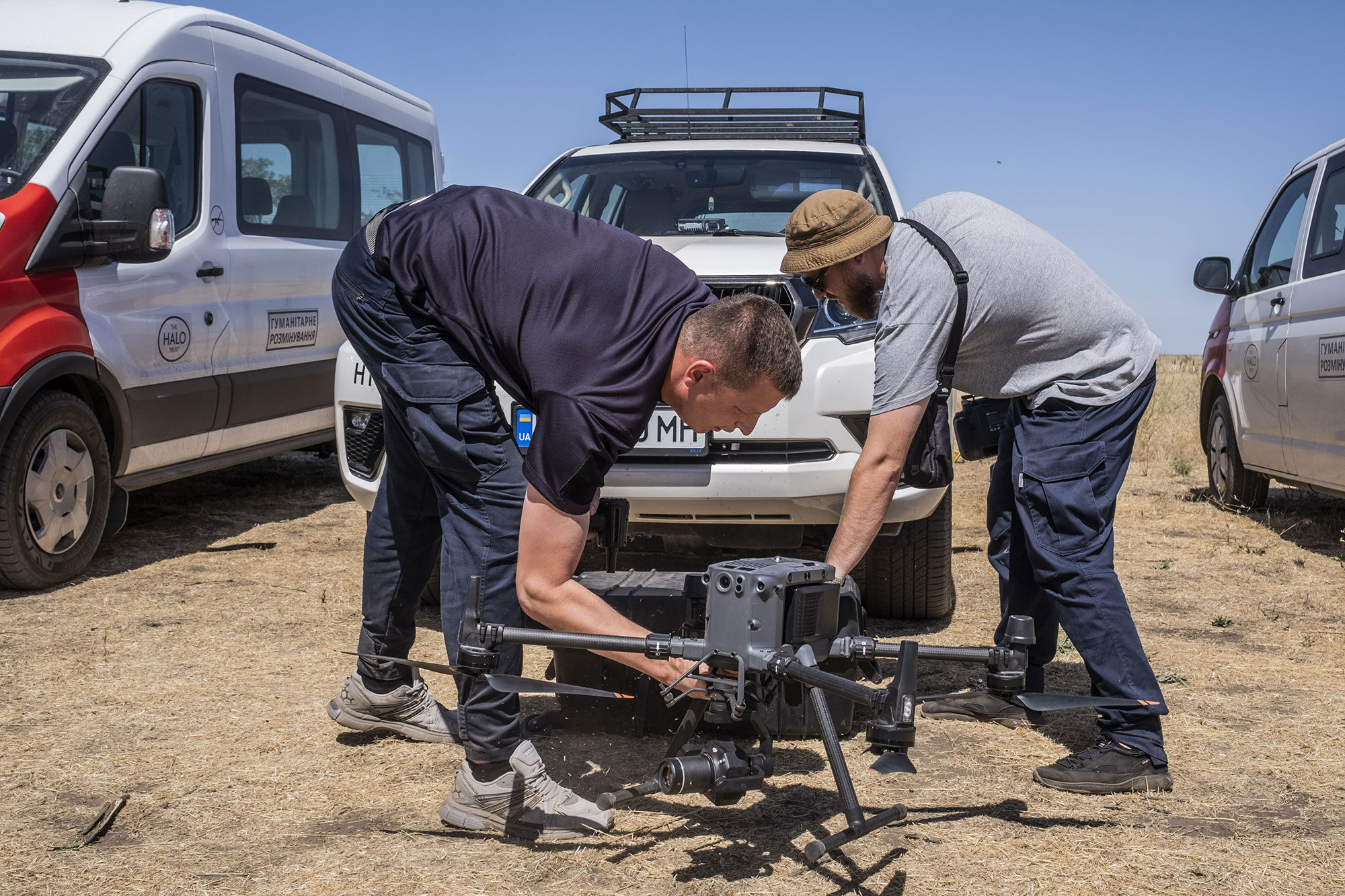 Dans la région de Mykolaïv, l’équipe de télédétection range son drone DJI Matrice 350, le 11 août 2025.
