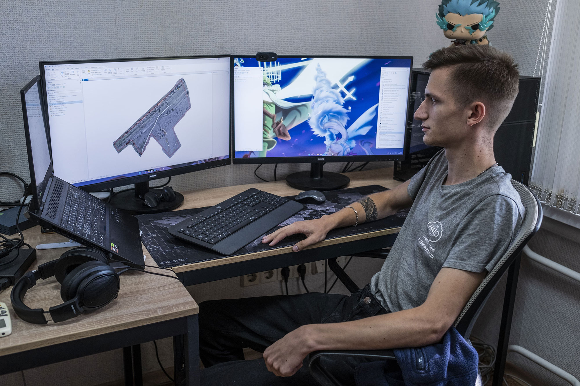 Dans le quartier général du HALO Trust à Mykolaïv, un analyste de données montre une image qu’il doit analyser centimètre par centimètre, le 12 août 2025. Cela peut prendre une journée, comme un mois, selon le degré de contamination de la zone.