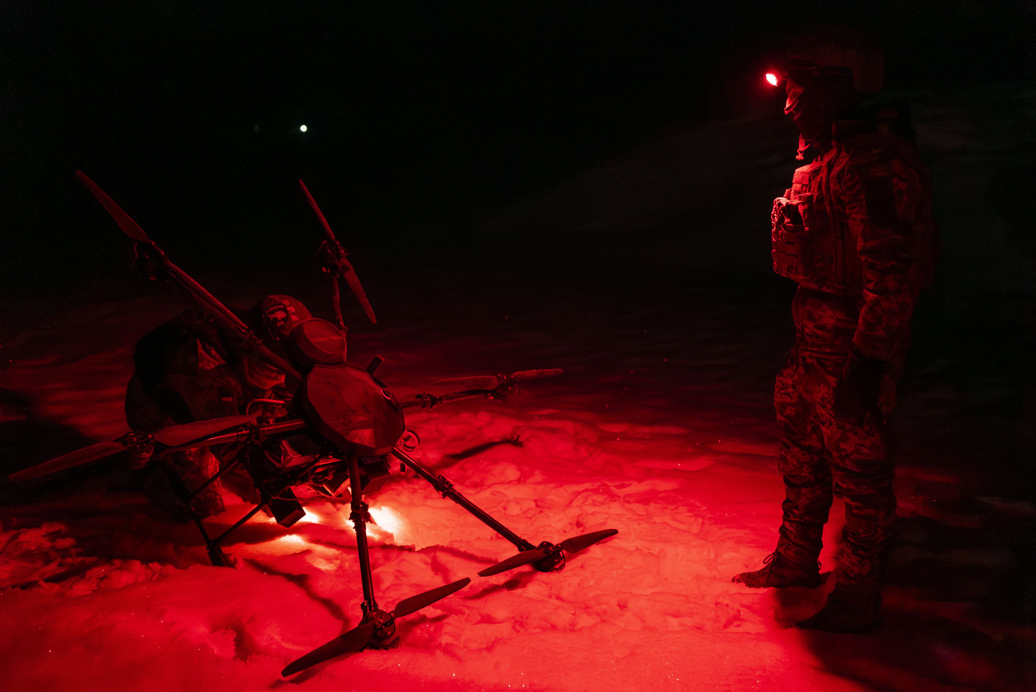 Des soldats de la 808e Brigade attachent une mine antipersonnel désactivée à leur drone « Vampire », le 14 janvier 2026. Il s'agit d'un drone-bombe de fabrication ukrainienne capable de transporter une charge allant jusqu'à 15 kg sur une distance de 20 km. Il remplit également des missions logistiques pour acheminer vivres, médicaments et équipements jusqu'à la ligne de front.