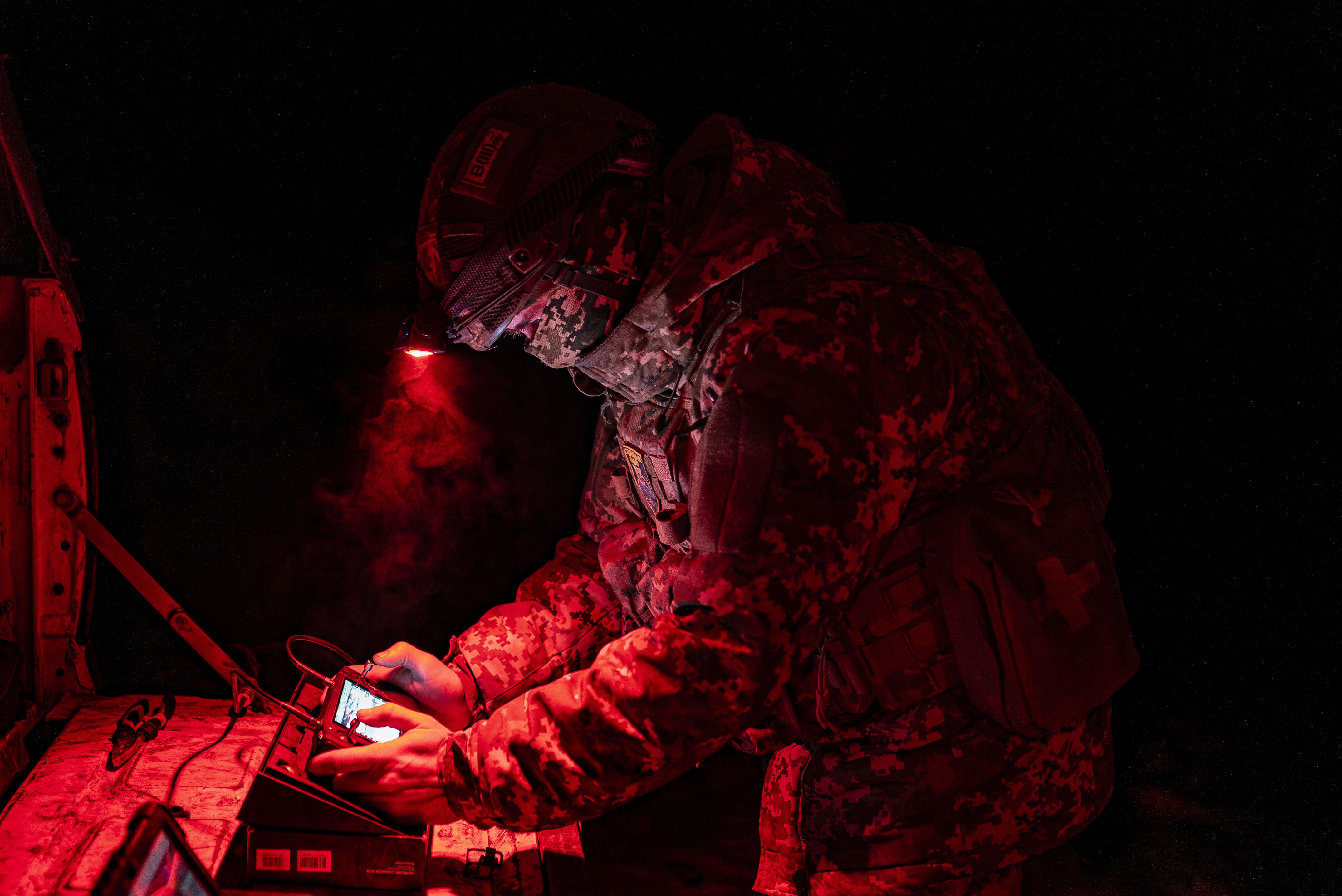 Lors d’une démonstration, un soldat de la 808e Brigade pilote un drone “Vampire” , le 14 janvier 2026.