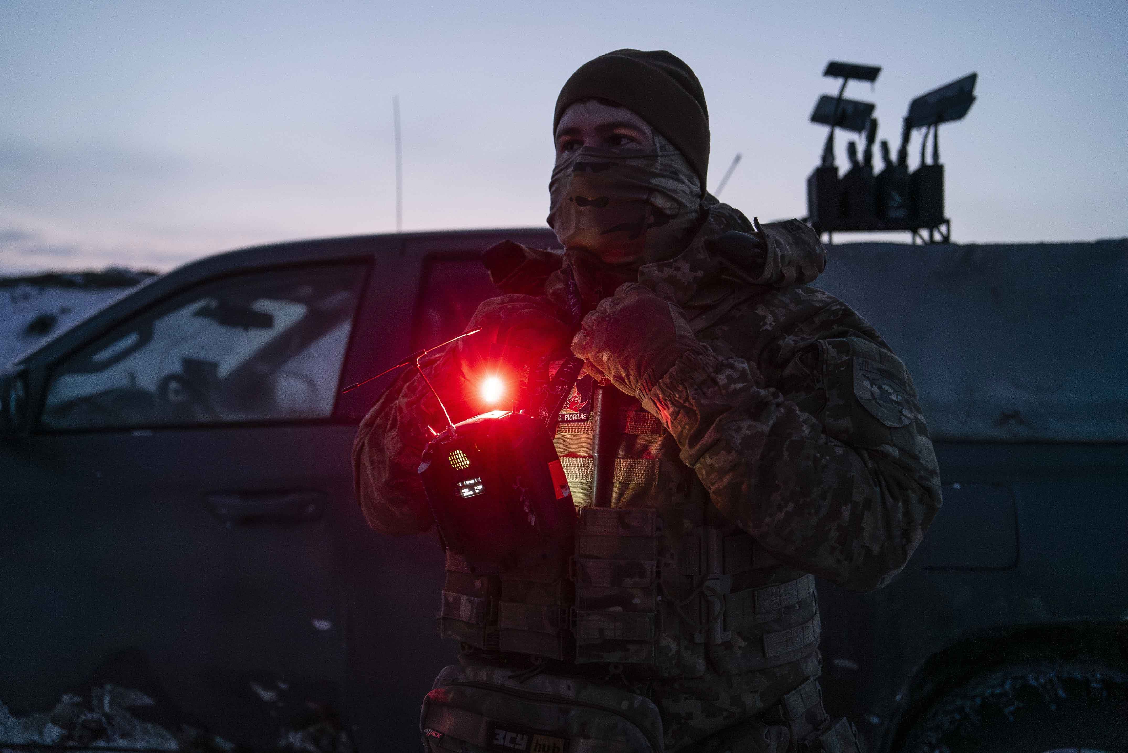 Dmytro, pilote de drones de la 808e Brigade, s’apprête à montrer comment il utilise un robot terrestre “Thermite” pour miner des territoires afin de protéger les positions ukrainiennes des assauts russes, le 14 janvier 2026.