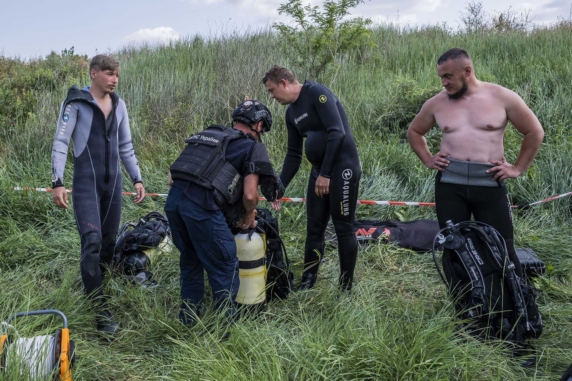 Des plongeurs-démineurs du Service d’urgence de la région de Kherson rangent leur matériel après une journée de 8h à chercher des mines dans la rivière Inhoulets, le 2 juin 2025.