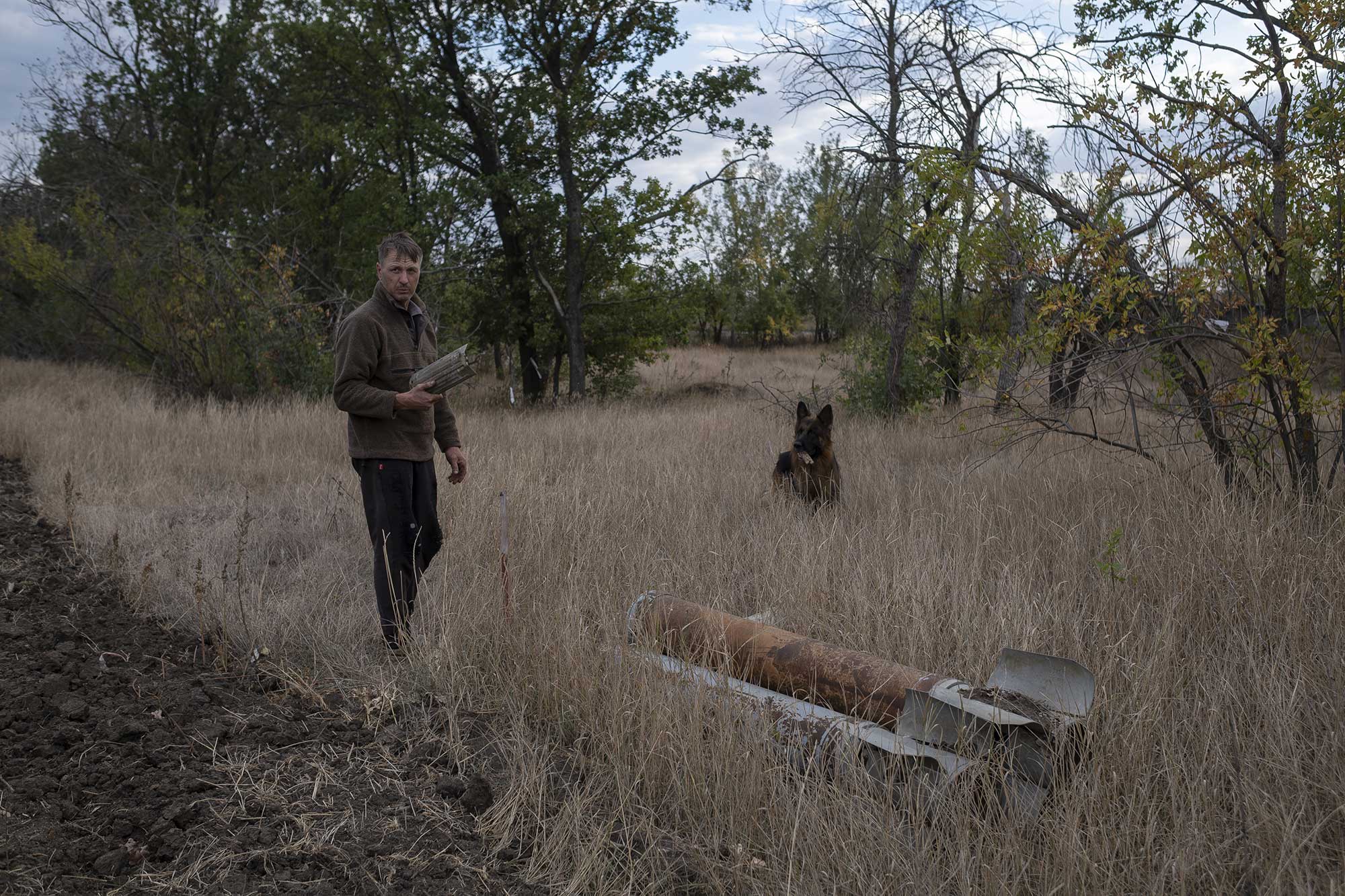 Volodymyr, agriculteur de Kamianka, montre les restes d’un missile SMERCH à proximité de son champ, le 2 octobre 2025.